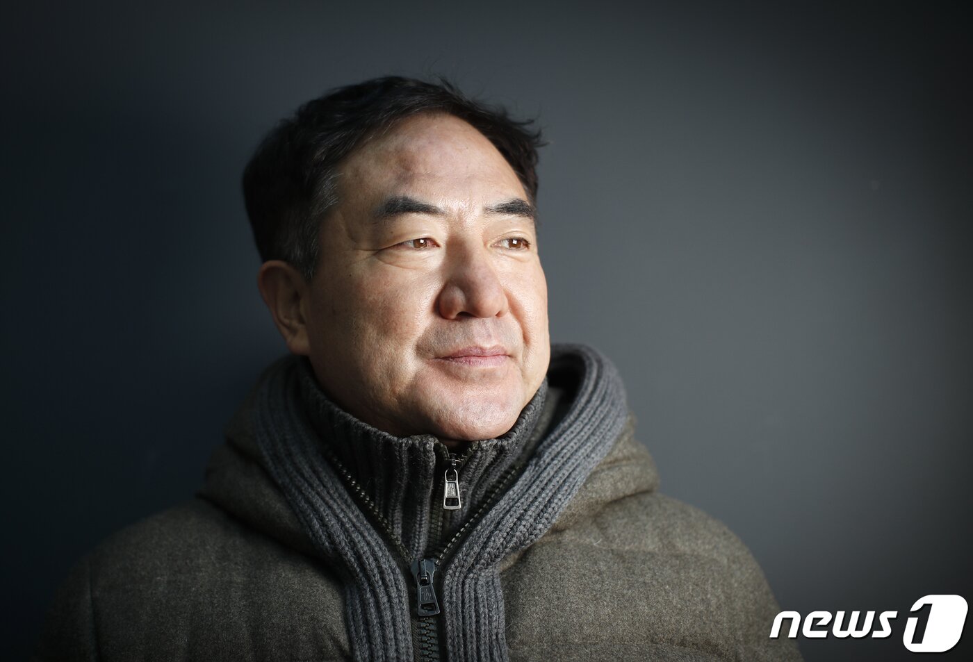 본문 이미지 - 강철 화성FC 감독이 24일 서울 종로구 뉴스1 사옥에서 열린 인터뷰에 앞서 포즈를 취하고 있다. 2023.11.26/뉴스1 ⓒ News1 권현진 기자