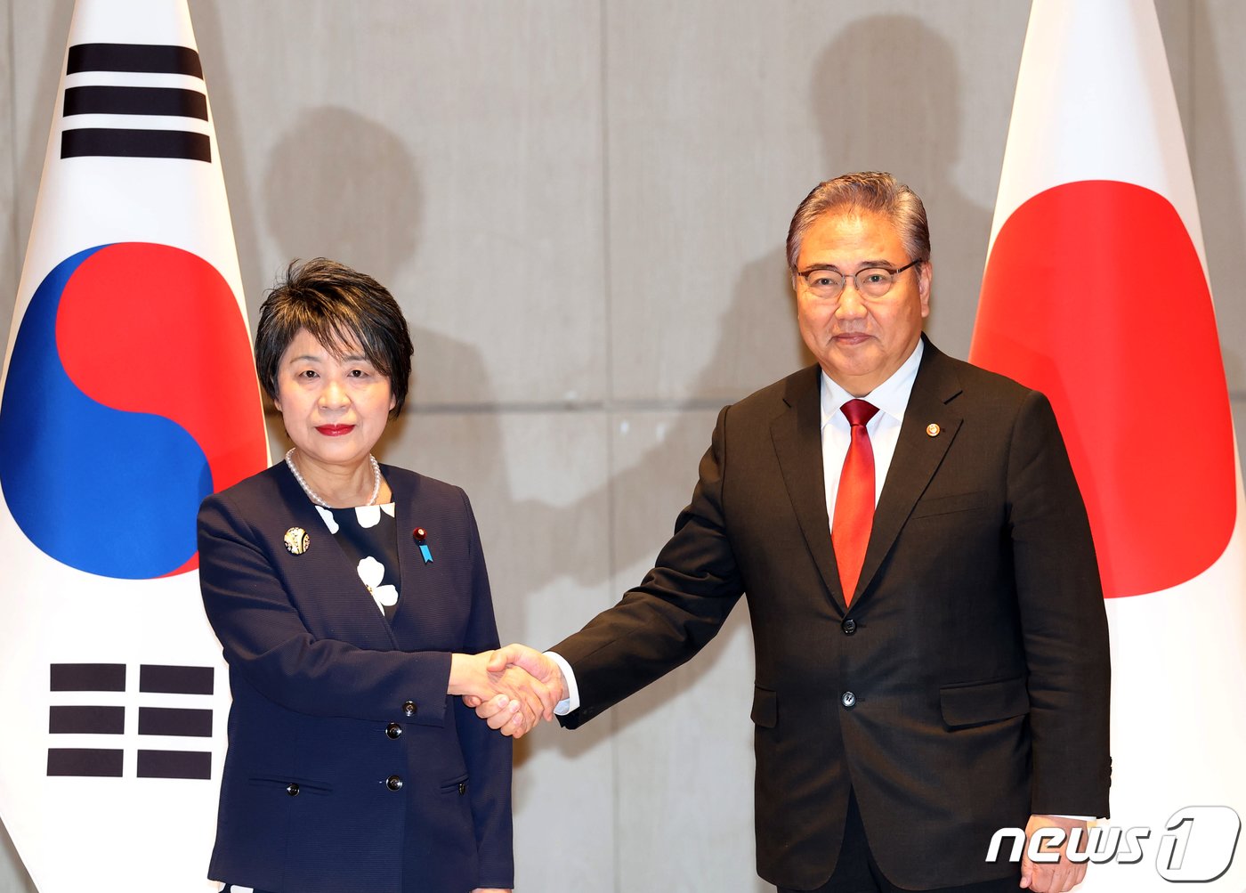 본문 이미지 - 박진 외교부 장관과 가미카와 요코 일본 외무상이 26일 오전 부산 해운대구 시그니엘 부산에서 열린 한일외교장관 회담에서 악수를 하고 있다. 2023.11.26/뉴스1 ⓒ News1 김명섭 기자
