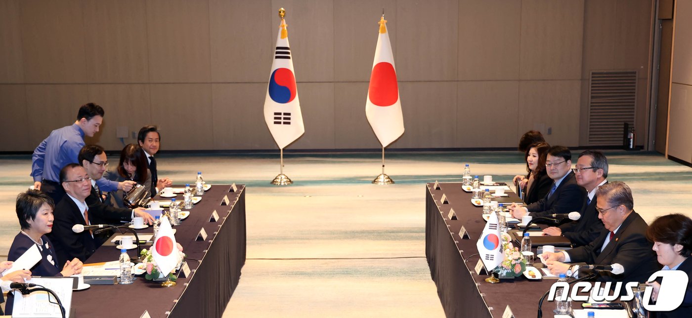 본문 이미지 - 박진 외교부 장관과 가미카와 요코 일본 외무상이 26일 오전 부산 해운대구 시그니엘 부산에서 한일외교장관 회담을 하고 있다. 2023.11.26/뉴스1 ⓒ News1 김명섭 기자