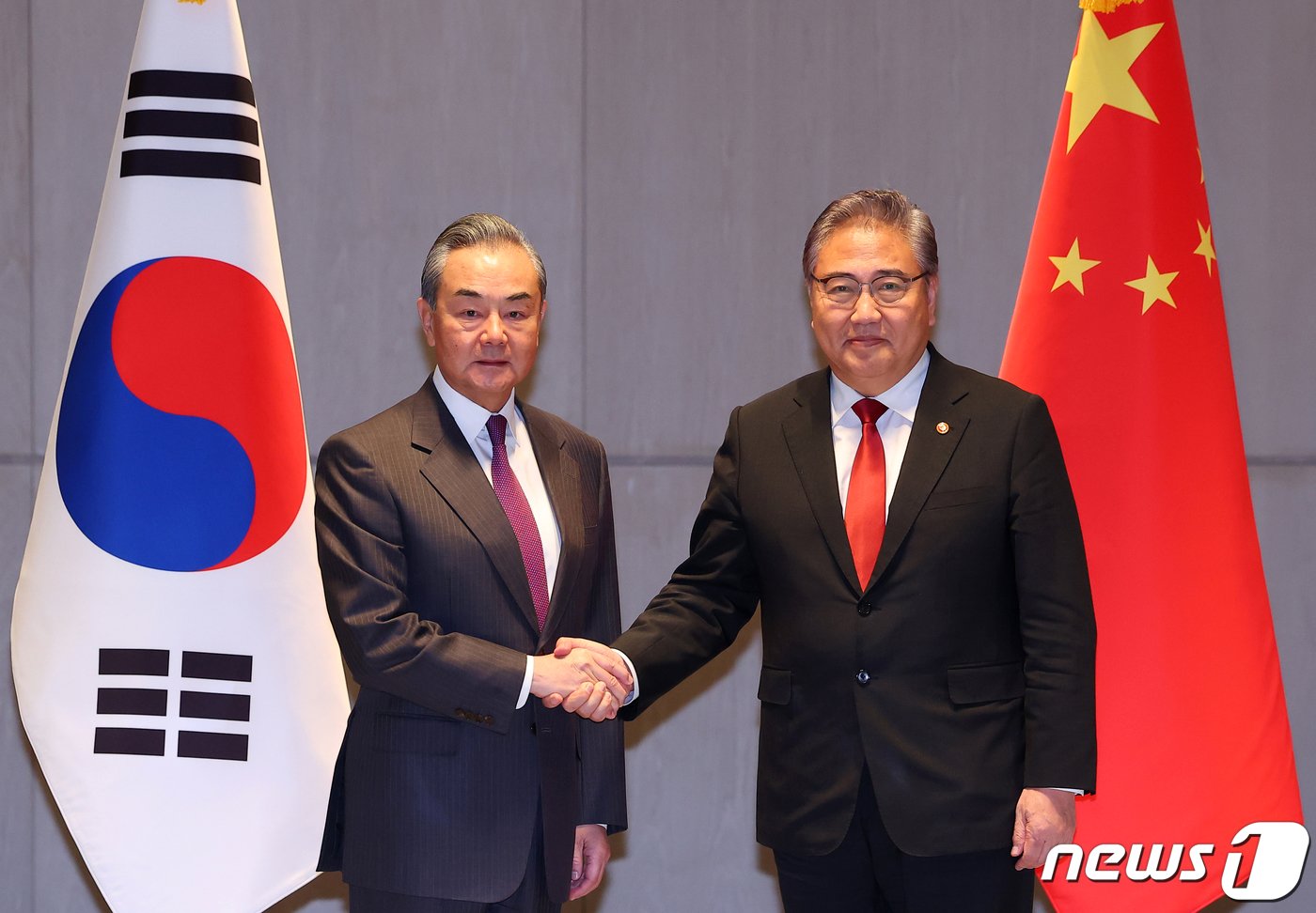 본문 이미지 - 박진 외교부 장관과 왕이 중국 외교부장이 26일 오전 부산 해운대구 시그니엘 부산에서 열린 한중외교장관 회담에서 악수를 하고 있다. 2023.11.26/뉴스1 ⓒ News1 김명섭 기자