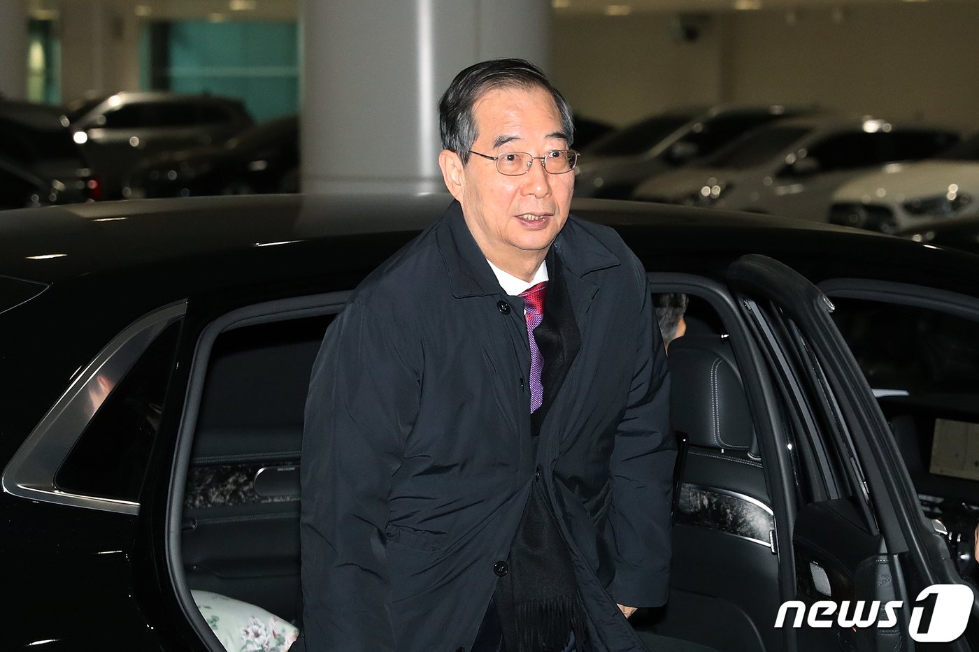 본문 이미지 - 한덕수 국무총리가 26일 인천국제공항에서 2030 부산세계박람회(엑스포) 개최지 투표가 진행되는 제173차 국제박람회기구(BIE) 총회 참석을 위해 프랑스 파리로 출국하고 있다. 한 총리는 국제박람회기구(BIE) 총회 이틀 전 프랑스 파리를 방문해 부산엑스포 유치를 위해 막바지 지지 교섭 활동에 매진한 윤석열 대통령의 배턴을 이어받아 투표 당일 마지막까지 지지세를 끌어모을 계획이다. 2023.11.26/뉴스1 ⓒ News1 이승배 기자