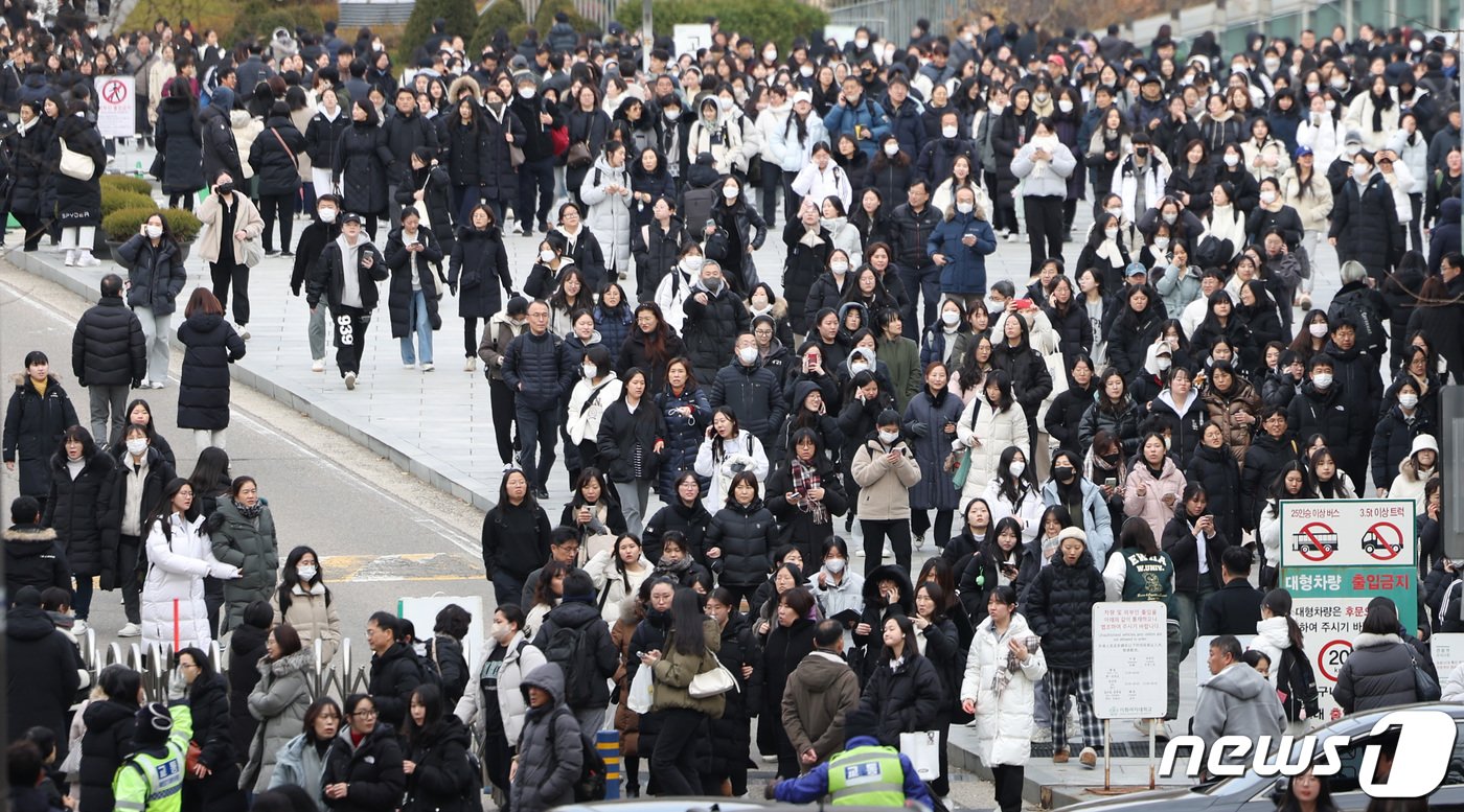 26일 2024학년도 수시모집 논술고사가 열린 서울 서대문구 이화여자대학교가 고사장을 나서는 수험생들과 학부모들로 붐비고 있다. 2023.11.26/뉴스1 ⓒ News1 김민지 기자