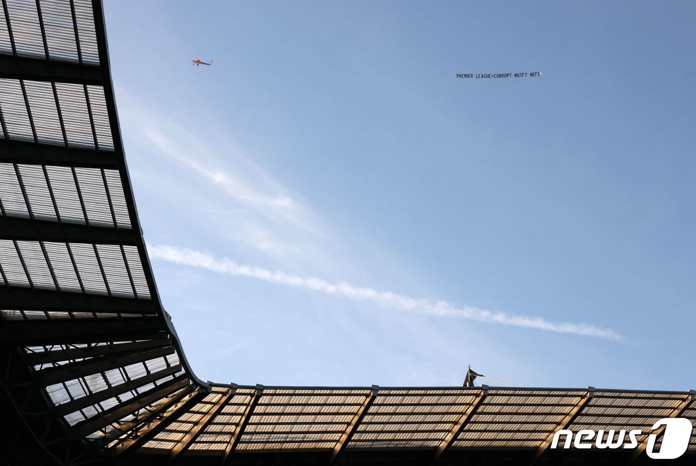 본문 이미지 - 에티하드 스타디움 상공에 EPL 사무국을 비판하는 배너를 날린 에버턴 팬들. ⓒ AFP=뉴스1