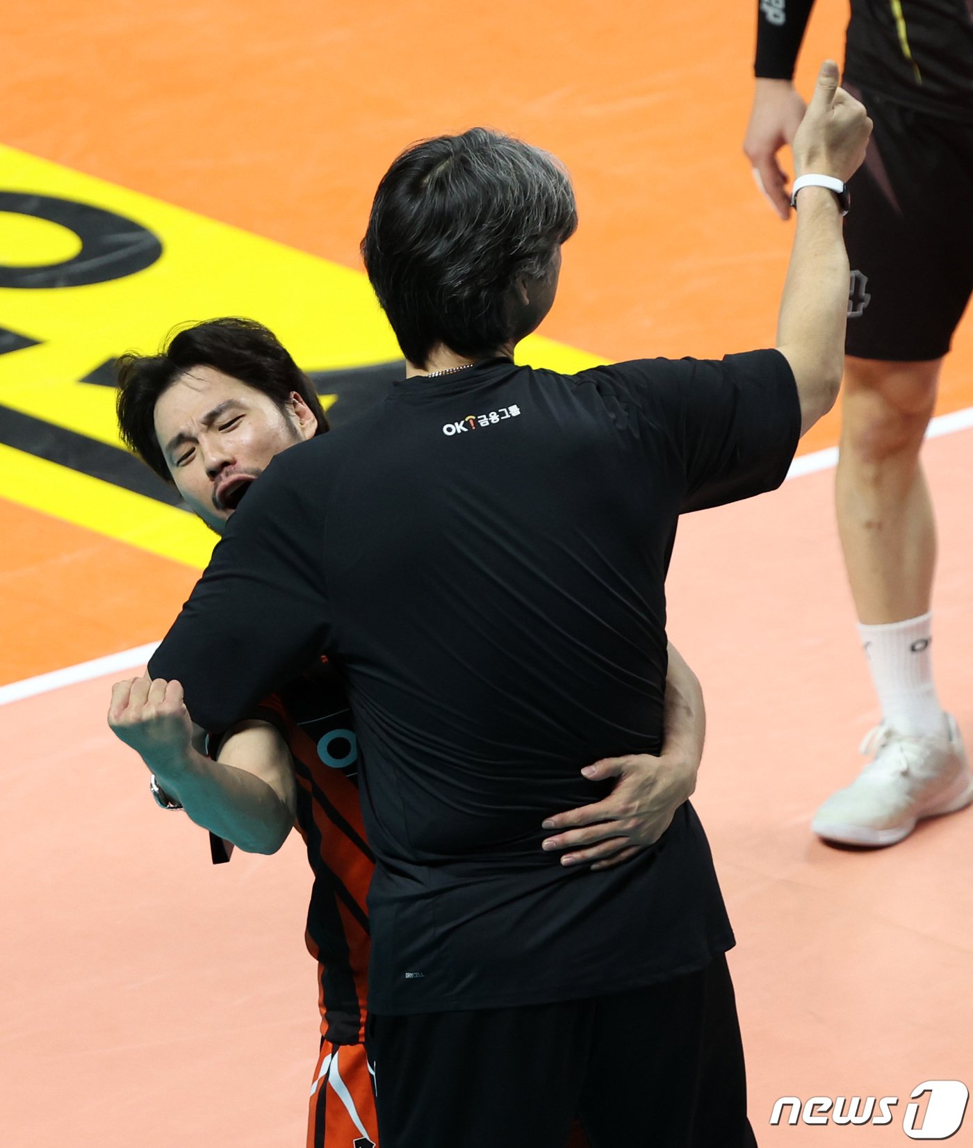 본문 이미지 - OK금융그룹 부용찬이 26일 서울 중구 장충체육관에서 열린 2023-2024 도드람 V리그 남자부 우리카드와 OK금융그룹의 경기에서 오기노 마사지 감독과 포옹하고 있다. 2023.11.26/뉴스1 ⓒ News1 김성진 기자
