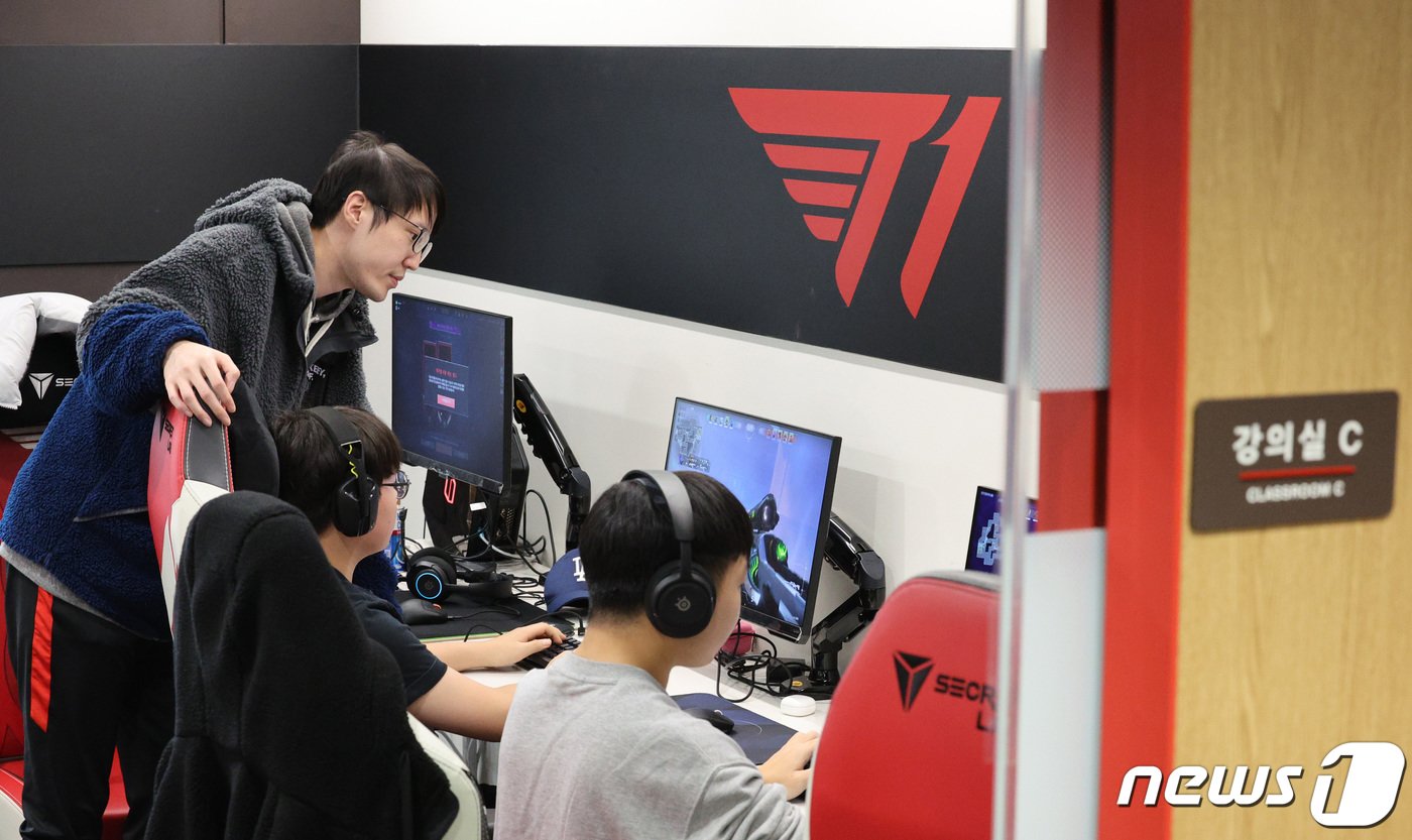 본문 이미지 - 26일 서울 강남구 논현동 티원&#40;T1&#41; 이스포츠 아카데미학원에서 수강생들이 이스포츠를 배우고 있다. 2023.11.26/뉴스1 ⓒ News1 신웅수 기자
