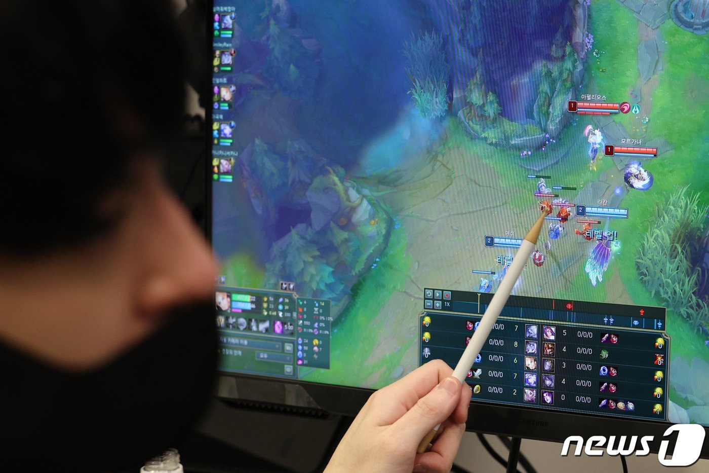 본문 이미지 - 26일 서울 강남구 논현동 티원&#40;T1&#41; 이스포츠 아카데미학원에서 한 수강생이 플레이했던 게임을 다시 보며 공부를 하고 있다. 아시안게임에서 이스포츠가 정식 종목으로 채택되고 한국팀이 최근 국제대회에서 우승하면서 진로를 프로게이머로 정한 학생들은 물론이고 취미 삼아 배우려는 직장인들이 늘고 있다. 이에 티원 이스포츠 아카데미는 프로반과 취미반, 올데이클래스 등 다양한 프로그램을 운영하고 있다. 2023.11.26/뉴스1 ⓒ News1 신웅수 기자