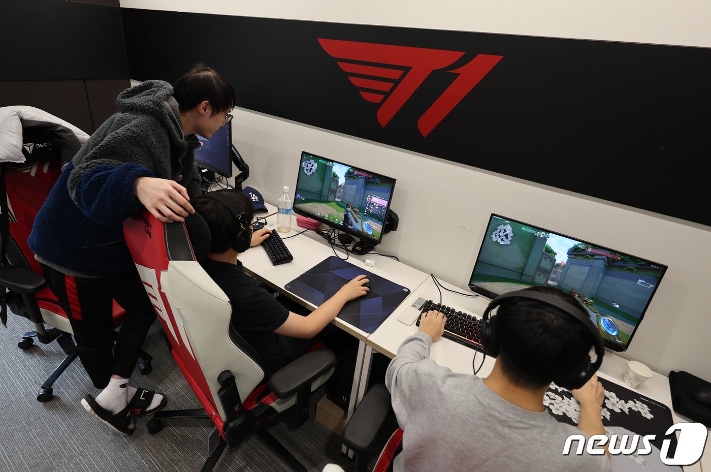본문 이미지 - 26일 서울 강남구 논현동 티원&#40;T1&#41; 이스포츠 아카데미학원에서 수강생들이 이스포츠를 배우고 있다.  2023.11.26/뉴스1 ⓒ News1 신웅수 기자