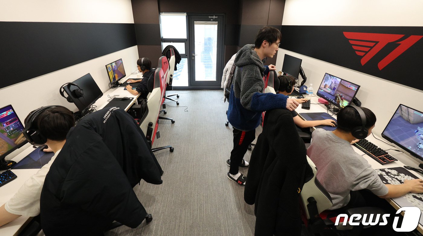 본문 이미지 - 26일 서울 강남구 논현동 티원&#40;T1&#41; 이스포츠 아카데미학원에서 수강생들이 이스포츠를 배우고 있다. 2023.11.26/뉴스1 ⓒ News1 신웅수 기자