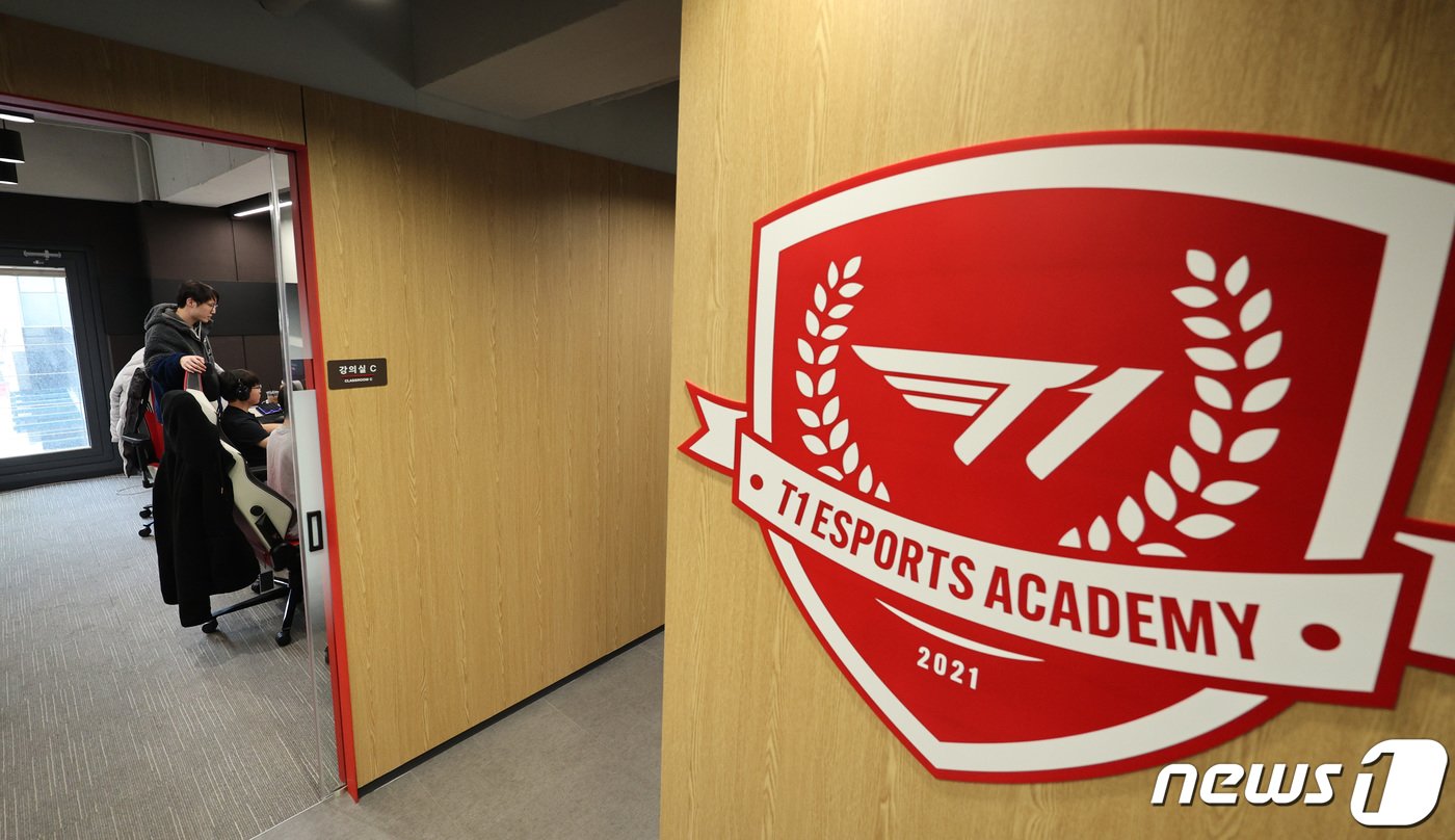 본문 이미지 - 26일 서울 강남구 논현동 티원&#40;T1&#41; 이스포츠 아카데미학원에서 수강생들이 이스포츠를 배우고 있다. 2023.11.26/뉴스1 ⓒ News1 신웅수 기자