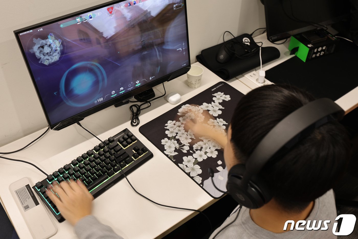 본문 이미지 - 26일 서울 강남구 논현동 티원&#40;T1&#41; 이스포츠 아카데미학원에서 수강생들이 이스포츠를 배우고 있다. 아시안게임에서 이스포츠가 정식 종목으로 채택되고 한국팀이 최근 국제대회에서 우승하면서 진로를 프로게이머로 정한 학생들은 물론이고 취미 삼아 배우려는 직장인들이 늘고 있다. 이에 티원 이스포츠 아카데미는 프로반과 취미반, 올데이클래스 등 다양한 프로그램을 운영하고 있다. 2023.11.26/뉴스1 ⓒ News1 신웅수 기자