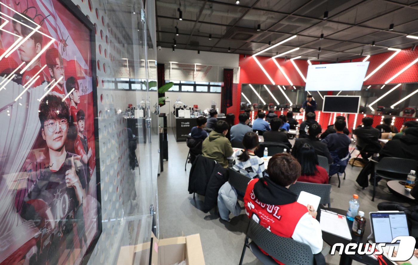 본문 이미지 - 26일 서울 강남구 논현동 티원&#40;T1&#41; 이스포츠 아카데미학원에서 이스포츠 업계 구직자들이 이스포츠 양성 프로그램을 듣고 있다. 아시안게임에서 이스포츠가 정식 종목으로 채택되고 한국팀이 최근 국제대회에서 우승하면서 진로를 프로게이머로 정한 학생들은 물론이고 취미 삼아 배우려는 직장인들이 늘고 있다. 이에 티원 이스포츠 아카데미는 프로반과 취미반, 올데이클래스 등 다양한 프로그램을 운영하고 있다. 2023.11.26/뉴스1 ⓒ News1 신웅수 기자