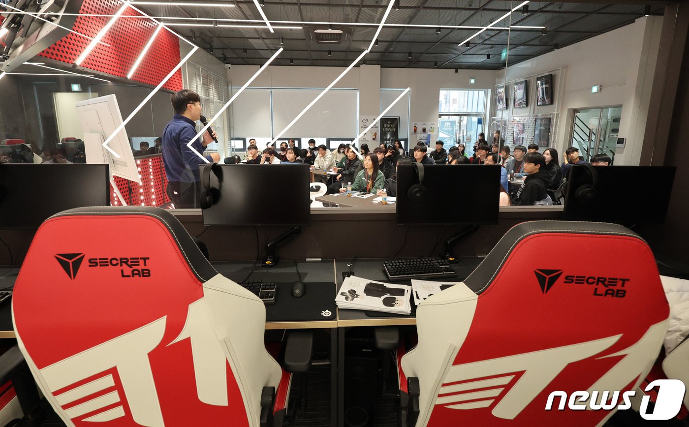 본문 이미지 - 26일 서울 강남구 논현동 티원&#40;T1&#41; 이스포츠 아카데미학원에서 이스포츠 업계 구직자들이 이스포츠 양성 프로그램을 듣고 있다. 2023.11.26/뉴스1 ⓒ News1 신웅수 기자