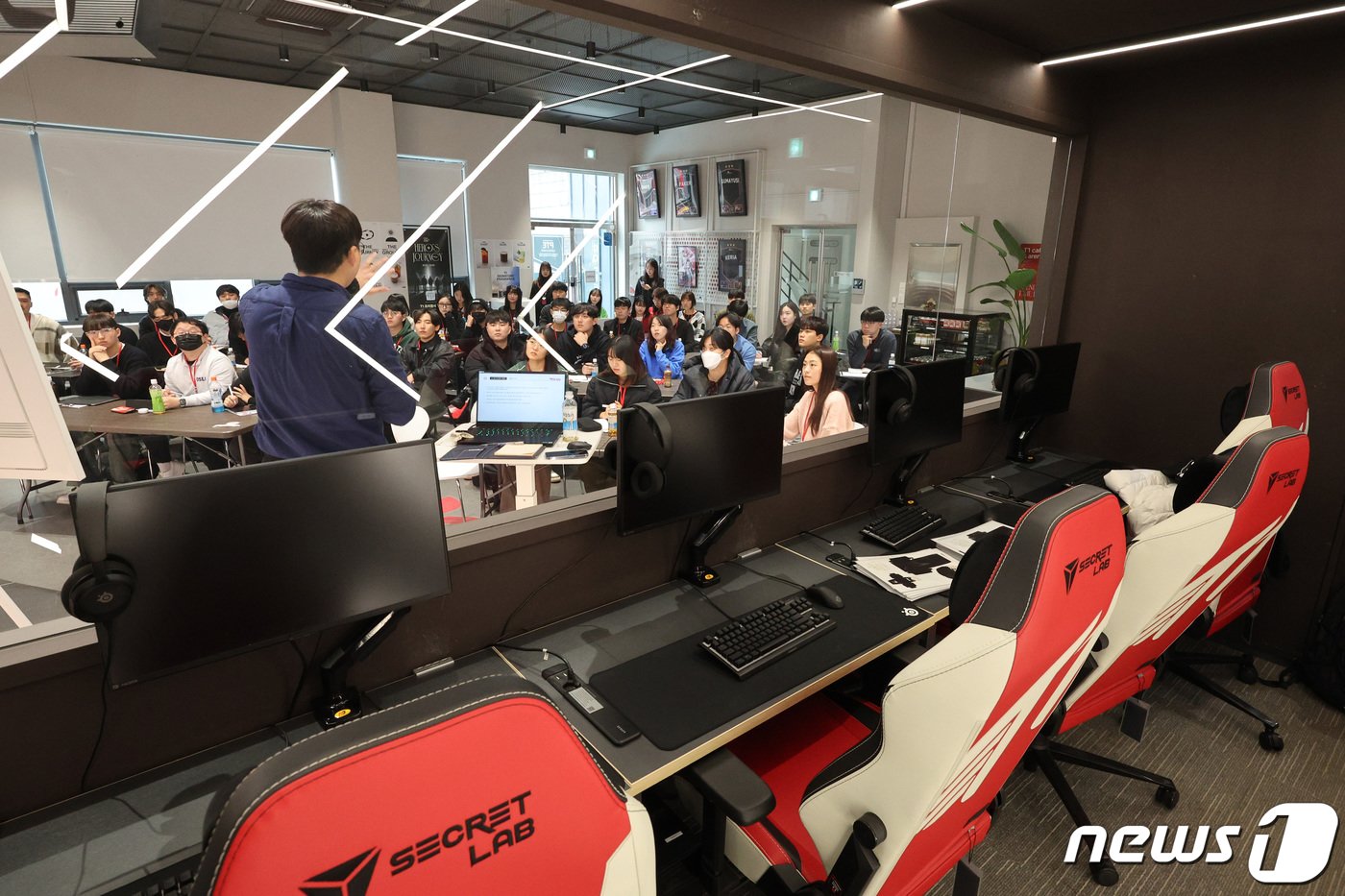 본문 이미지 - 26일 서울 강남구 논현동 티원&#40;T1&#41; 이스포츠 아카데미학원에서 이스포츠 업계 구직자들이 이스포츠 양성 프로그램을 듣고 있다.  2023.11.26/뉴스1 ⓒ News1 신웅수 기자