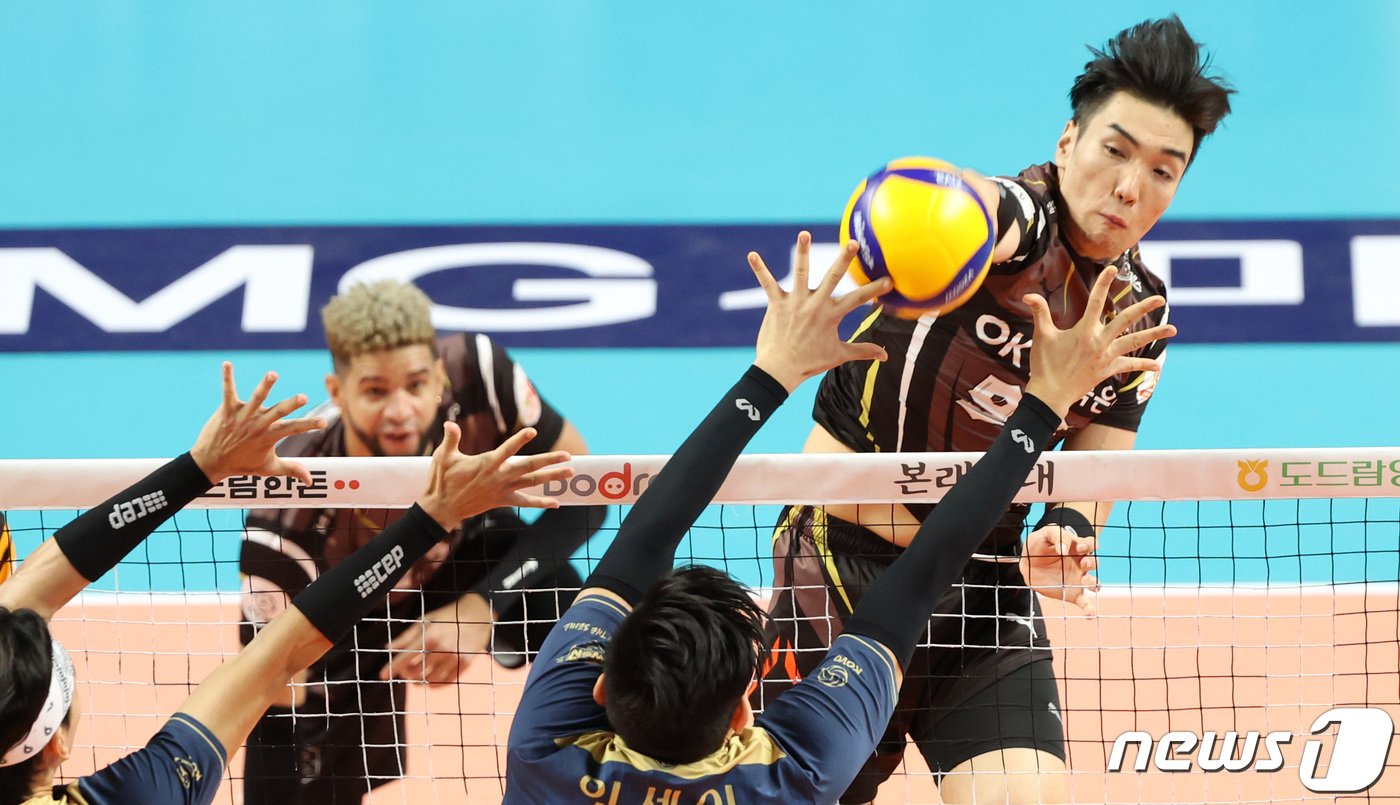본문 이미지 - OK금융그룹 바야르사이한이 26일 서울 중구 장충체육관에서 열린 2023-2024 도드람 V리그 남자부 우리카드와 OK금융그룹의 경기에서 공격을 하고 있다. 2023.11.26/뉴스1 ⓒ News1 김성진 기자