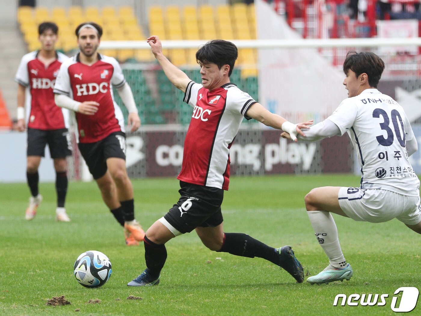 본문 이미지 - 26일 오후 부산 연제구 부산아시아드주경기장에서 열린 '하나원큐 K리그2 2023 39라운드' 부산 아이파크와 충북청주FC의 경기에서 부산 최준이 동료에게 패스하고 있다. 2023.11.26/뉴스1 ⓒ News1 윤일지 기자