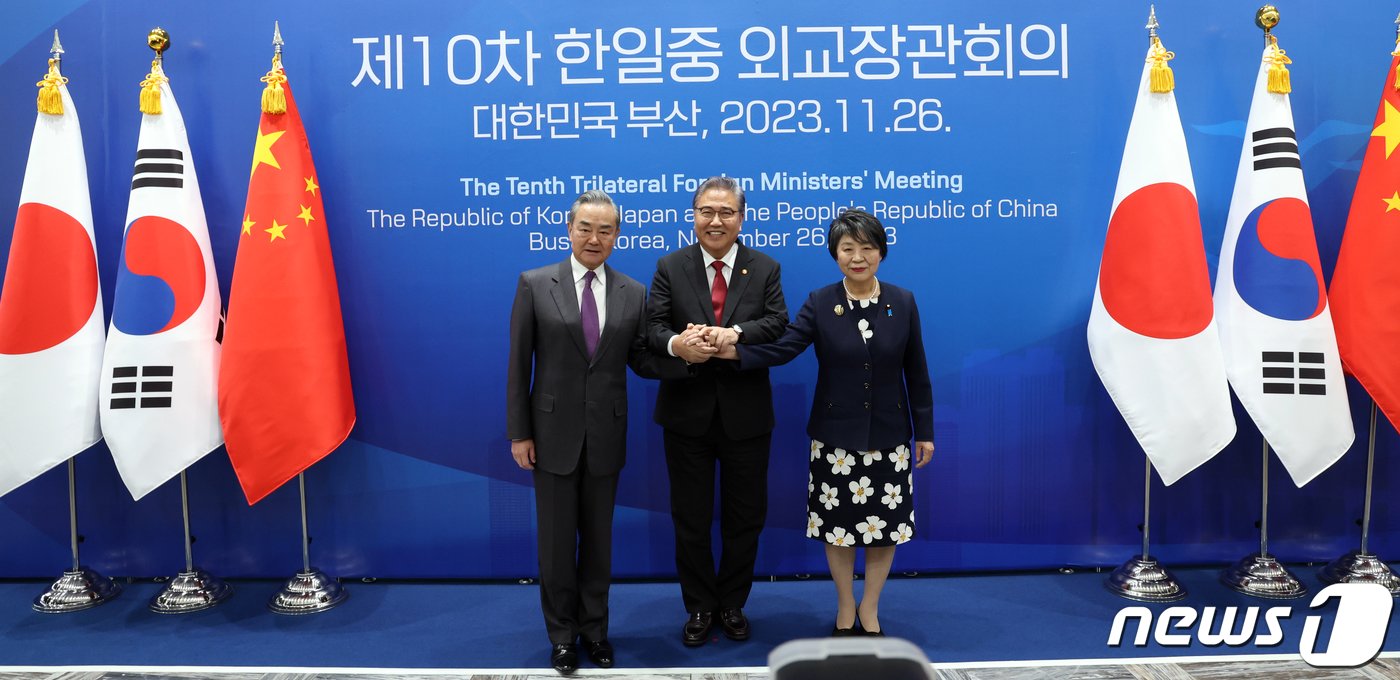 본문 이미지 - 왼쪽부터 왕이 중국 외교부장, 박진 외교부 장관, 가미카와 요코( 일본 외무상. 2023.11.26/뉴스1 ⓒ News1 김명섭 기자