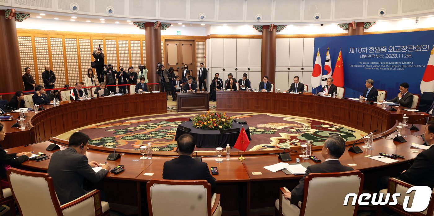 박진 외교부 장관, 가미카와 요코 일본 외무상, 왕이 중국 외교부장이 26일 오후 부산 해운대구 시그니엘 부산에서 한일중 외교장관 회의를 하고 있다. 2023.11.26/뉴스1 ⓒ News1 김명섭 기자