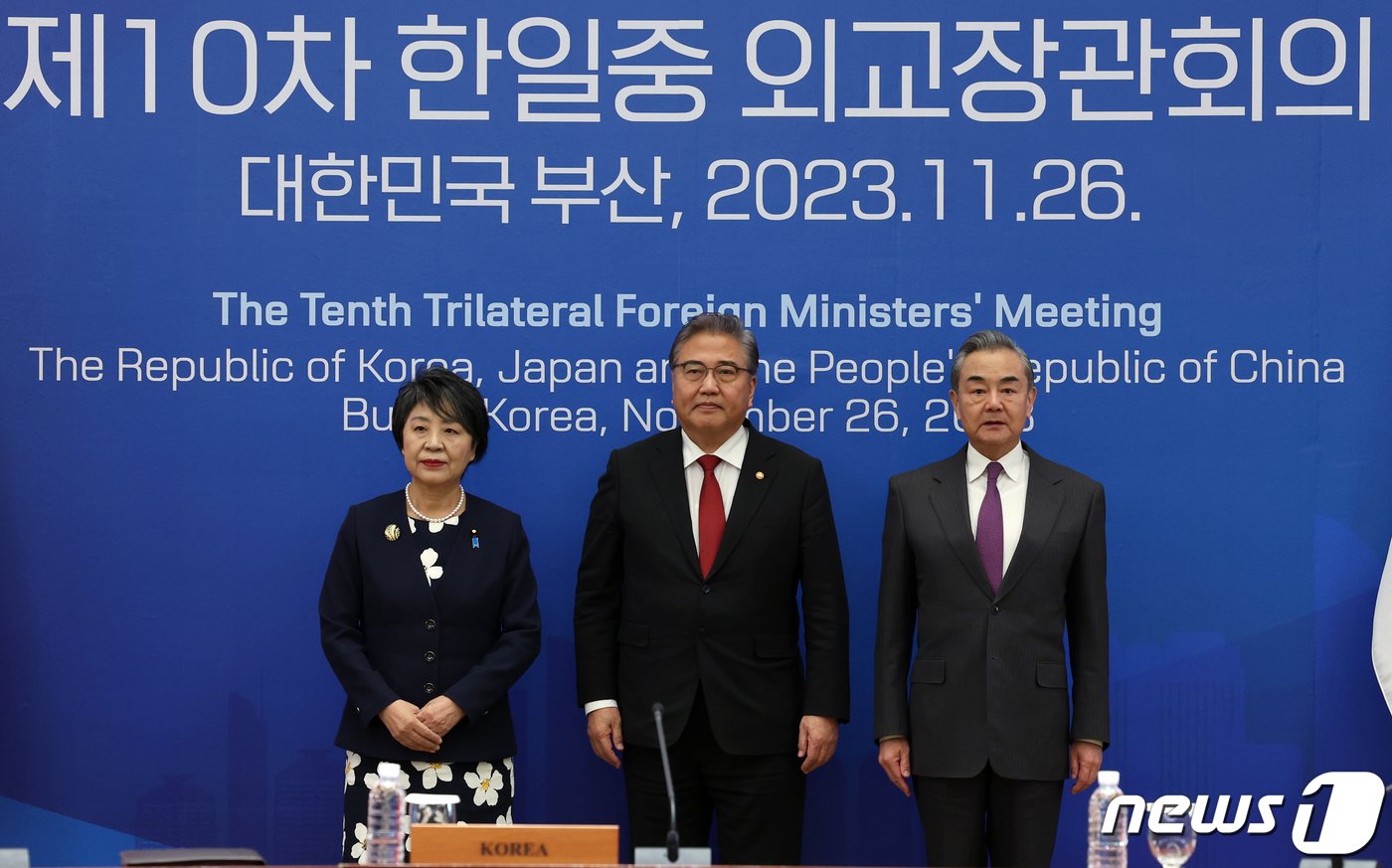 본문 이미지 - 지난해 11월26일 박진 당시 외교부 장관, 가미카와 요코일본 외무상, 왕이 중국 외교부장 부산 해운대구 누리마루 APEC하우스에서 열린 한일중 외교장관 회의에서 기념촬영을 하고 있다. /뉴스1 ⓒ News1 김명섭 기자