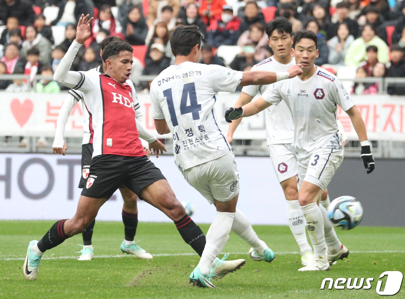 본문 이미지 - 26일 오후 부산 연제구 부산아시아드주경기장에서 열린 '하나원큐 K리그2 2023 39라운드' 부산 아이파크와 충북청주FC의 경기에서 부산 패신이 동료에게 패스를 하고 있다. 2023.11.26/뉴스1 ⓒ News1 윤일지 기자