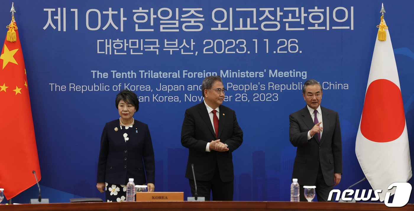 본문 이미지 - 박진(가운데) 외교부 장관, 가미카와 요코(왼쪽) 일본 외무상, 왕이 중국 외교부장이 26일 오후 부산 해운대구 시그니엘 부산에서 열린 한일중 외교장관 회의에서 기념촬영을 하고 있다. 2023.11.26/뉴스1 ⓒ News1 김명섭 기자