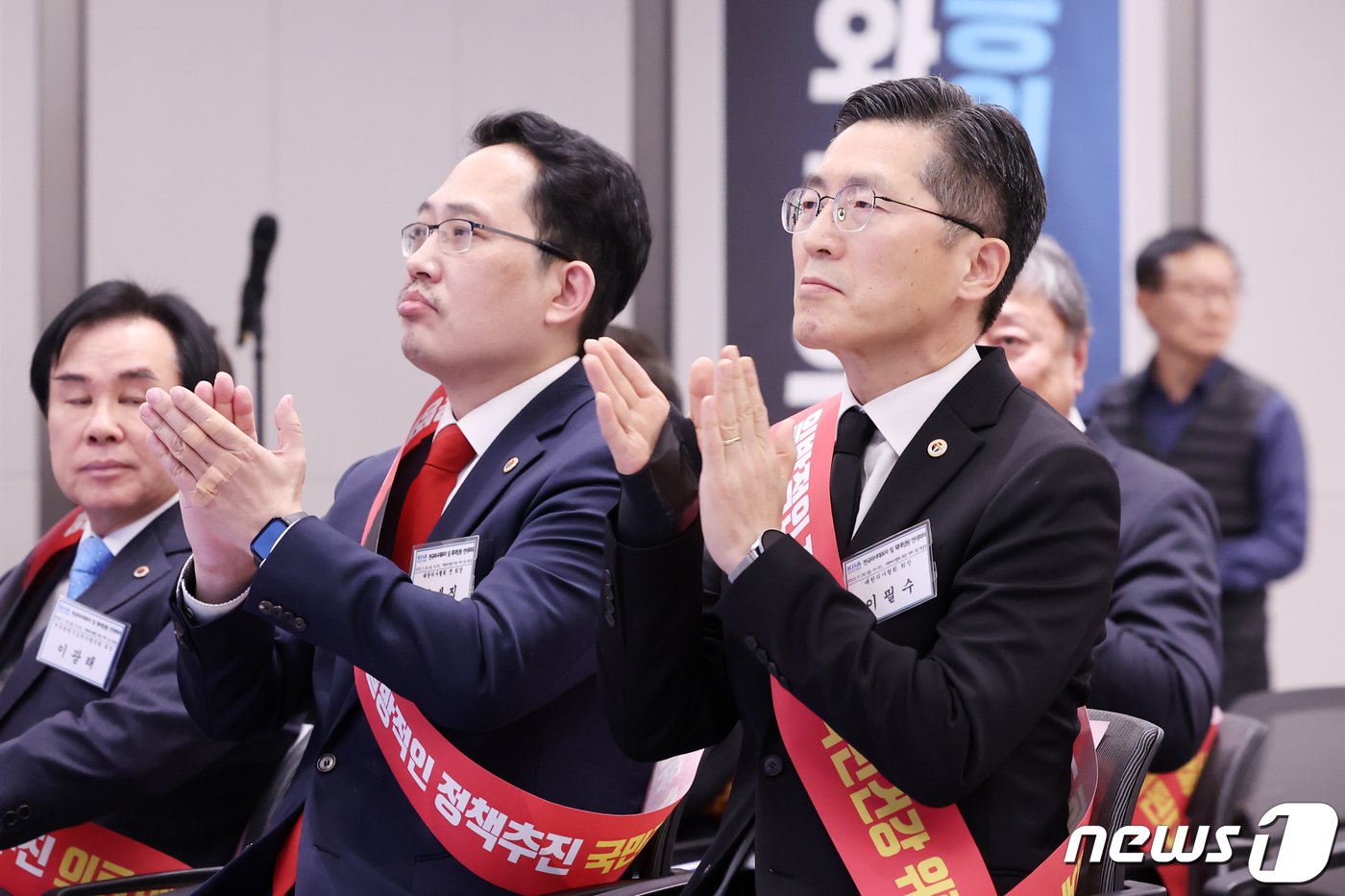 이필수 대한의사협회 회장&#40;오른쪽&#41;과 최대집 전임 회장이 26일 오후 서울 용산구 대한의사협회에서 열린 &#39;전국의사대표자 및 확대 임원 연석회의&#39;에 참석해 손뼉을 치고 있다. 2023.11.26/뉴스1 ⓒ News1 민경석 기자