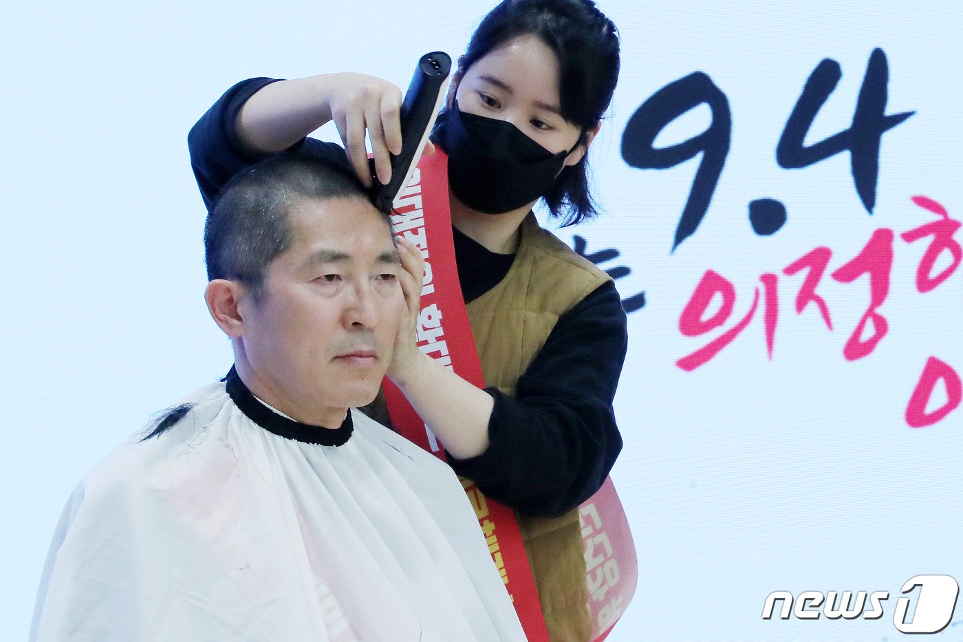 본문 이미지 - 이필수 대한의사협회 회장이 26일 오후 서울 용산구 대한의사협회에서 열린 '전국의사대표자 및 확대 임원 연석회의'에서 정부의 의대 정원 확대 정책에 반발하며 삭발식을 하고 있다.(공동취재) 2023.11.26/뉴스1 ⓒ News1 민경석 기자