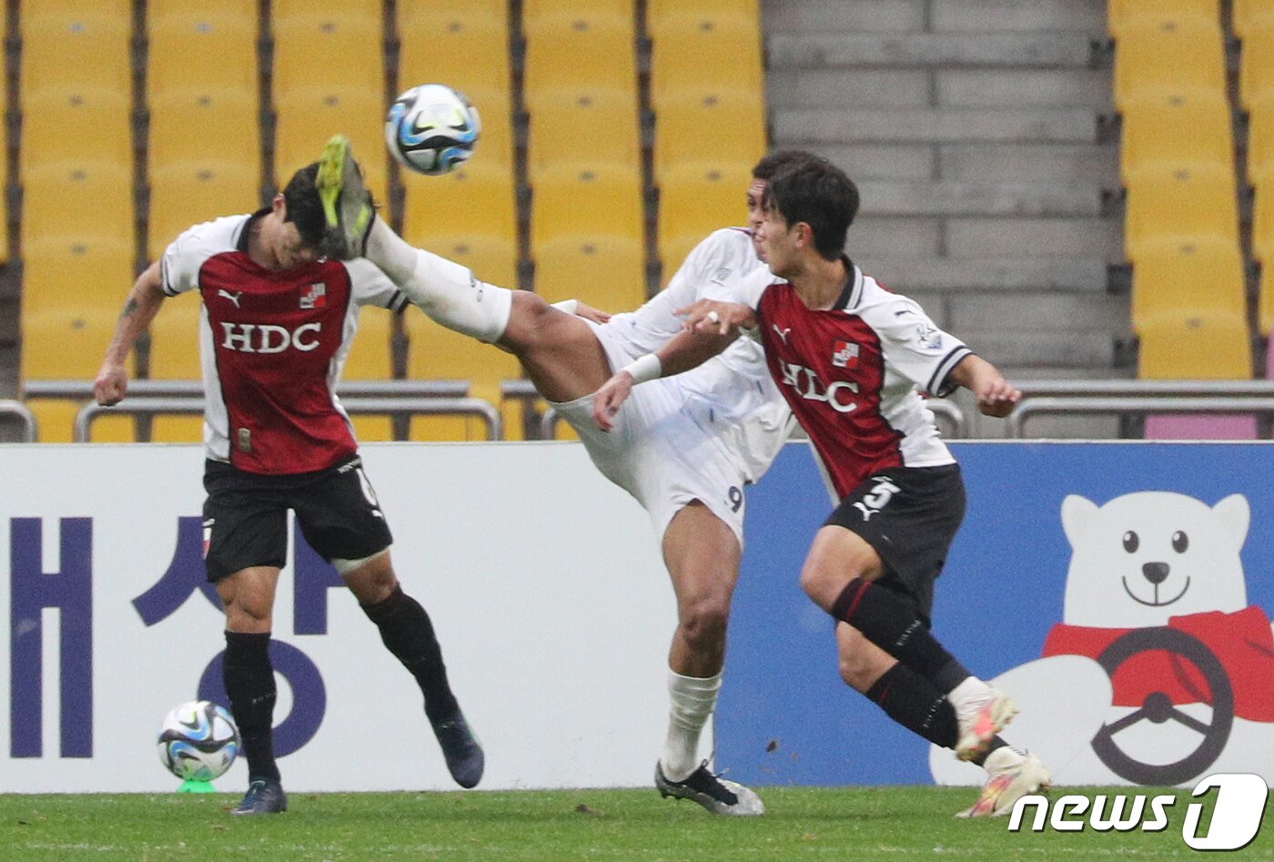 본문 이미지 - 26일 오후 부산 연제구 부산아시아드주경기장에서 열린 '하나원큐 K리그2 2023 39라운드' 부산 아이파크와 충북청주FC의 경기에서 충북 청주 조르지가 동점골을 넣고 있다. 2023.11.26/뉴스1 ⓒ News1 윤일지 기자