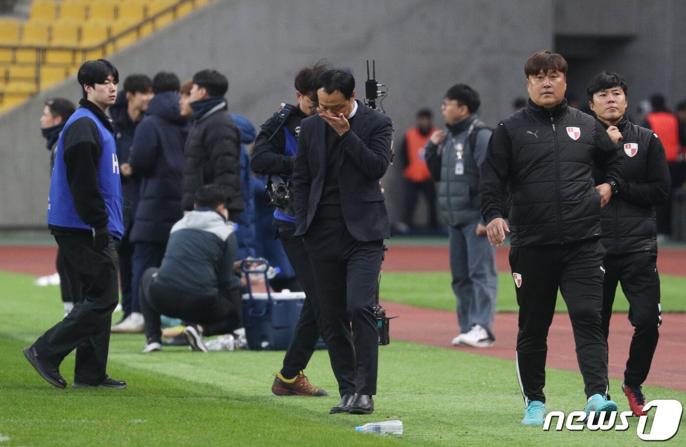 본문 이미지 - 26일 오후 부산 연제구 부산아시아드주경기장에서 열린 '하나원큐 K리그2 2023 39라운드' 부산 아이파크와 충북청주FC의 경기가 끝난 후 부산 박진섭 감독이 아쉬워하고 있다. 이날 부산은 후반 추가시간에 충북청주 조르지에게 동점골을 허용해 리그 우승을 놓쳤다. 2023.11.26/뉴스1 ⓒ News1 윤일지 기자