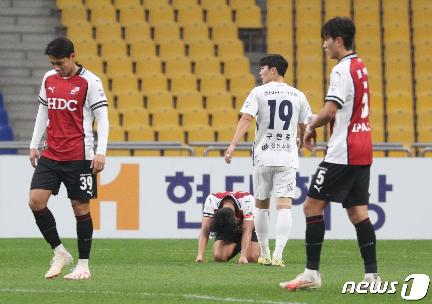 본문 이미지 - 26일 오후 부산 연제구 부산아시아드주경기장에서 열린 '하나원큐 K리그2 2023 39라운드' 부산 아이파크와 충북청주FC의 경기가 끝난 후 부산 선수들이 아쉬워하고 있다. 이날 부산은 후반 추가시간에 충북청주 조르지에게 동점골을 허용해 리그 우승을 놓쳤다. 2023.11.26/뉴스1 ⓒ News1 윤일지 기자