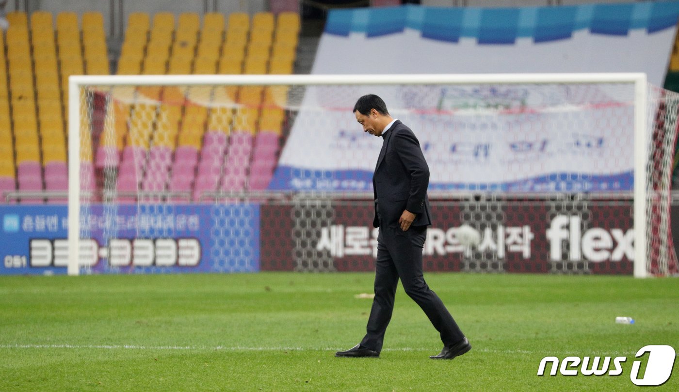 본문 이미지 - 26일 오후 부산 연제구 부산아시아드주경기장에서 열린 '하나원큐 K리그2 2023 39라운드' 부산 아이파크와 충북청주FC의 경기가 끝난 후 부산 박진섭 감독이 아쉬워하고 있다. 이날 부산은 후반 추가시간에 충북청주 조르지에게 동점골을 허용해 리그 우승을 놓쳤다. 2023.11.26/뉴스1 ⓒ News1 윤일지 기자