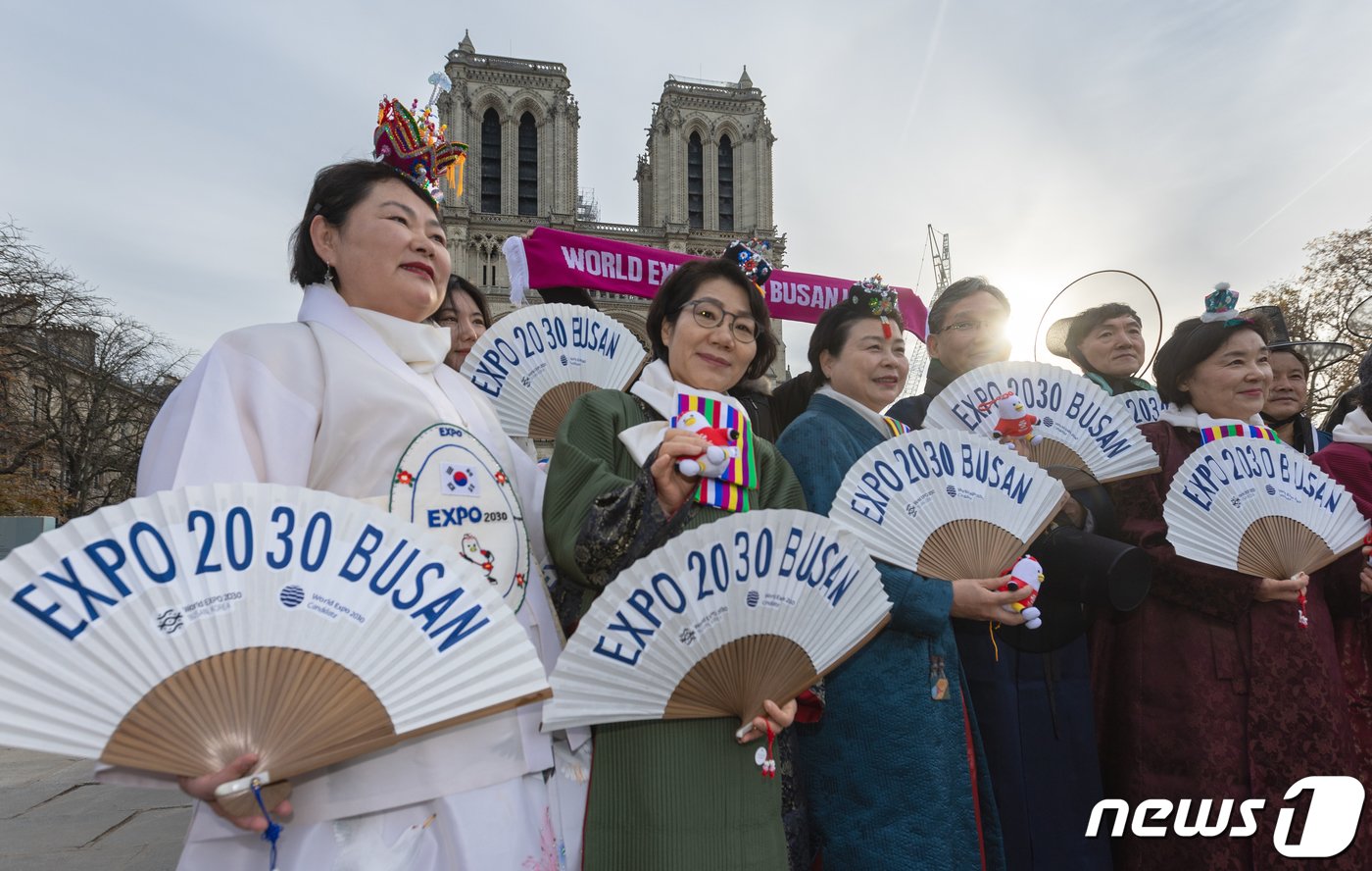 본문 이미지 - 2030년 세계박람회(엑스포) 개최지를 뽑는 국제박람회기구(BIE) 제173차 총회를 이틀 앞둔 26일(현지시간) 프랑스 파리 노트르담 대성당 앞에서 부산시민단체와 현지 유학생, 교민들이 부산엑스포 유치를 위한 길거리 홍보에 나서고 있다. 2023.11.26/뉴스1 ⓒ News1 이준성 기자
