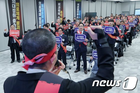 이필수 대한의사협회 회장이 26일 오후 서울 용산구 대한의사협회에서 열린 &#39;전국의사대표자 및 확대 임원 연석회의&#39;에서 정부의 의대 정원 확대 정책에 반발하며 삭발식을 마친 뒤 참석자들과 함께 구호를 외치고 있다.&#40;공동취재&#41; 2023.11.26/뉴스1