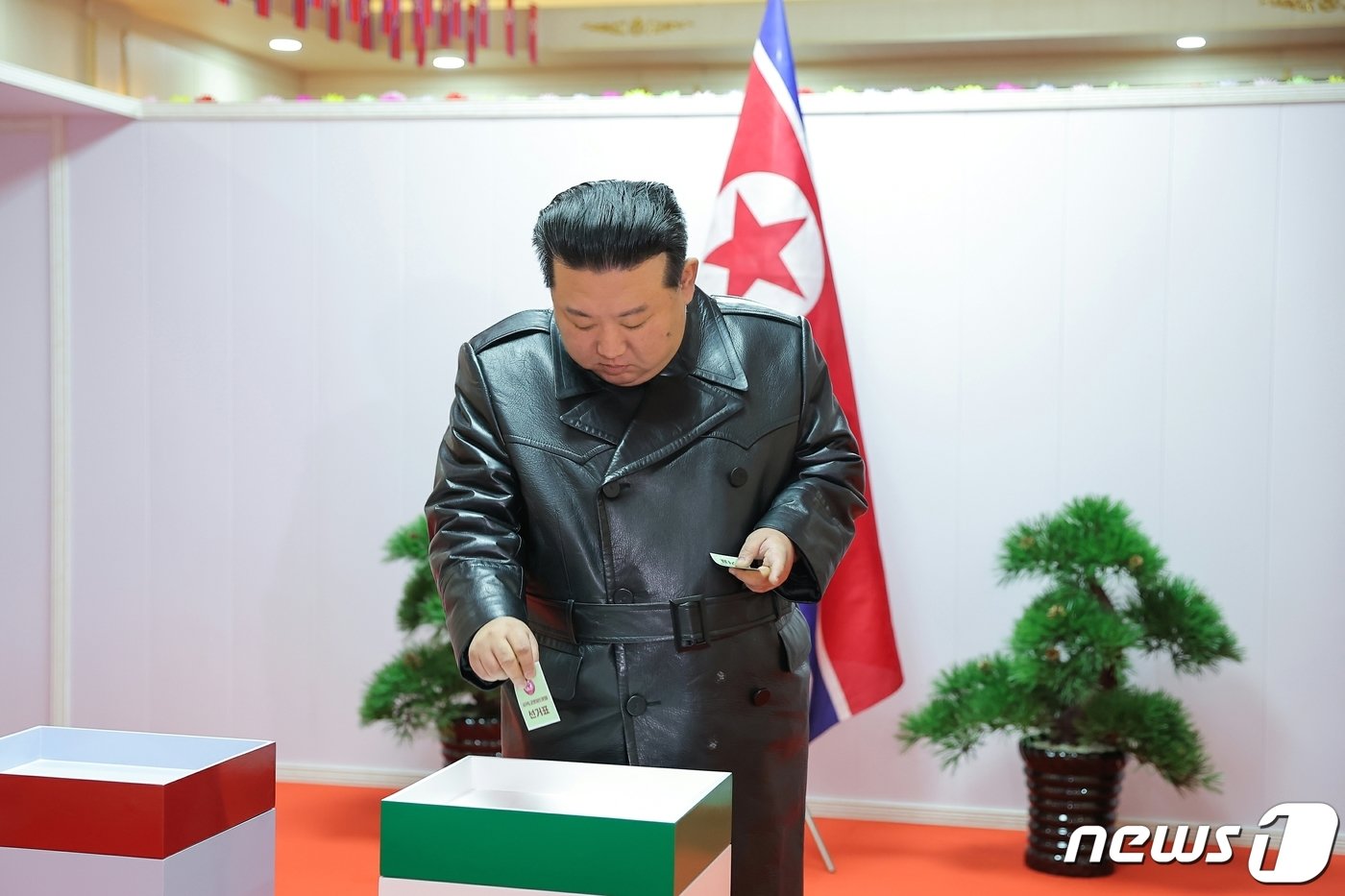 본문 이미지 - (평양 노동신문=뉴스1) = 김정은 북한 노동당 총비서가 26일 지방 인민회의 대의원 선거 투표를 하고 있다 . [국내에서만 사용가능. 재배포 금지. DB 금지. For Use Only in the Republic of Korea. Redistribution Prohibited] rodongphoto@news1.kr