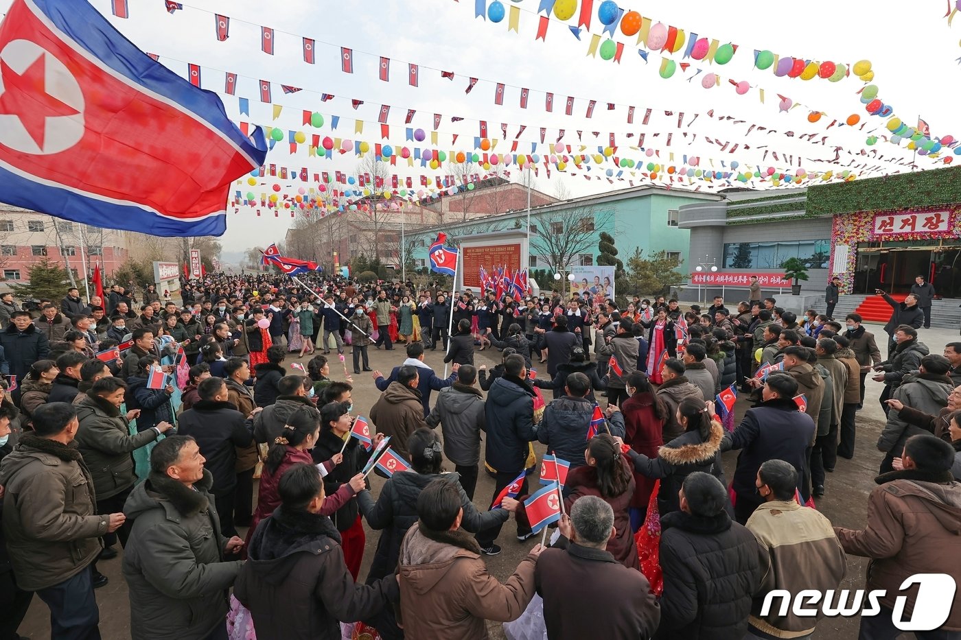 &#40;평양 노동신문=뉴스1&#41; = 김정은 북한 노동당 총비서가 26일 도·시·군 인민회의 대의원 선거일을 맞아 함경남도 제55호 선거구 제26호 분구 선거장에서 선거에 참가했다고 27일 노동당 기관지 노동신문이 보도했다. [국내에서만 사용가능. 재배포 금지. DB 금지. For Use Only in the Republic of Korea. Redistribution Prohibited] rodongphoto@news1.kr