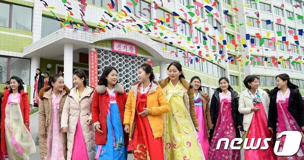 본문 이미지 - (평양 노동신문=뉴스1) = 26일 북한의 지방인민회의 대의원 선거일에 명절옷을 입고 나온 북한 주민들. [국내에서만 사용가능. 재배포 금지. DB 금지. For Use Only in the Republic of Korea. Redistribution Prohibited] rodongphoto@news1.kr