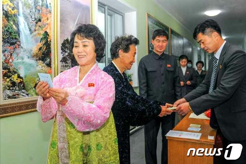 본문 이미지 - (평양 노동신문=뉴스1) = 26일 지방인민회의 대의원 선거 투표하는 북한 주민. [국내에서만 사용가능. 재배포 금지. DB 금지. For Use Only in the Republic of Korea. Redistribution Prohibited] rodongphoto@news1.kr