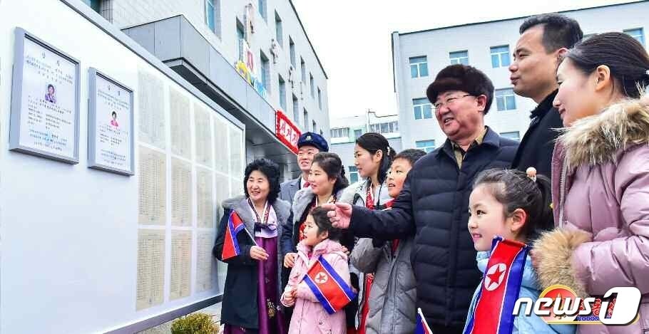 본문 이미지 - (평양 노동신문=뉴스1) = 26일 북한의 지방인민회의 대의원 선거일에 인공기를 들고 있는 주민들. [국내에서만 사용가능. 재배포 금지. DB 금지. For Use Only in the Republic of Korea. Redistribution Prohibited] rodongphoto@news1.kr