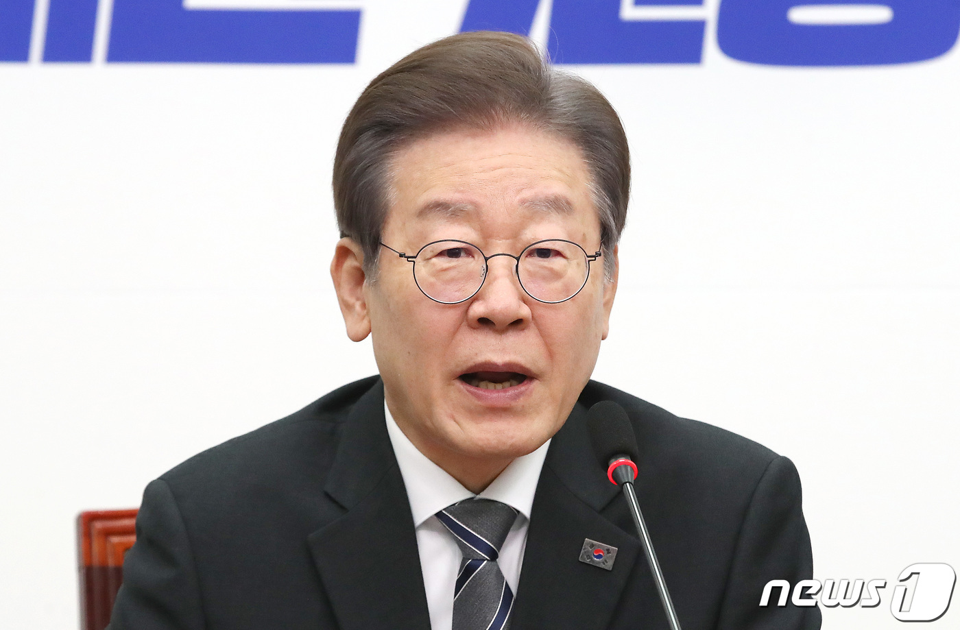 (서울=뉴스1) 임세영 기자 = 이재명 더불어민주당 대표가 27일 오전 서울 여의도 국회에서 열린 최고위원회의에서 발언을 하고 있다. 2023.11.27/뉴스1