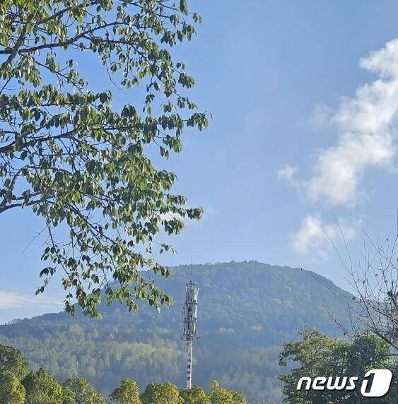 본문 이미지 - 윈난시 텅충시 허순고진에 위치산 5G 기지국 ⓒ News1 정은지 특파원