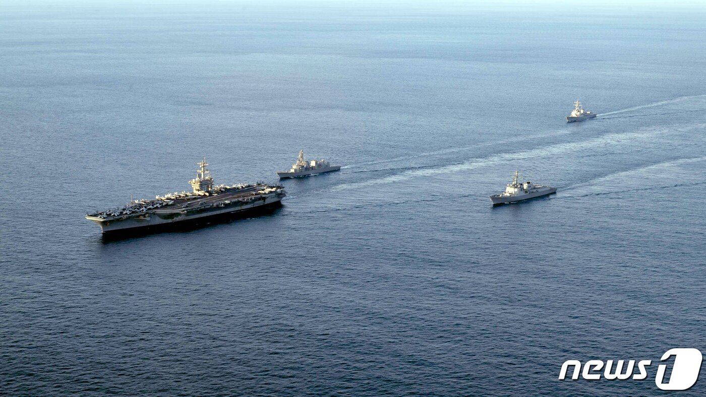 본문 이미지 - 2023년 한미 해군과 일본해상자위대의 해상훈련 모습. 앞줄 왼쪽부터 미 해군 항공모함 칼빈슨함, 일본 해상자위대 구축함 키리사메함, 한국 해군 이지스구축함 세종대왕함, 미 해군 이지스구축함 키드함.  2023.11.27 ⓒ 뉴스1(미 해군 제공)