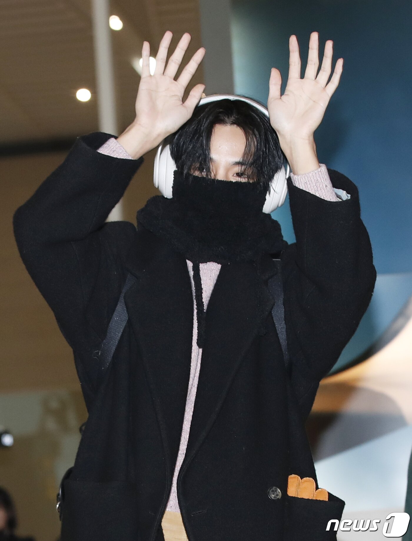 본문 이미지 - 방탄소년단(BTS) 뷔가 해외 일정을 위해 27일 인천국제공항을 통해 영국 런던으로 출국하기 전 토끼 애교 인사를 하고 있다. ⓒ News1 권현진 기자