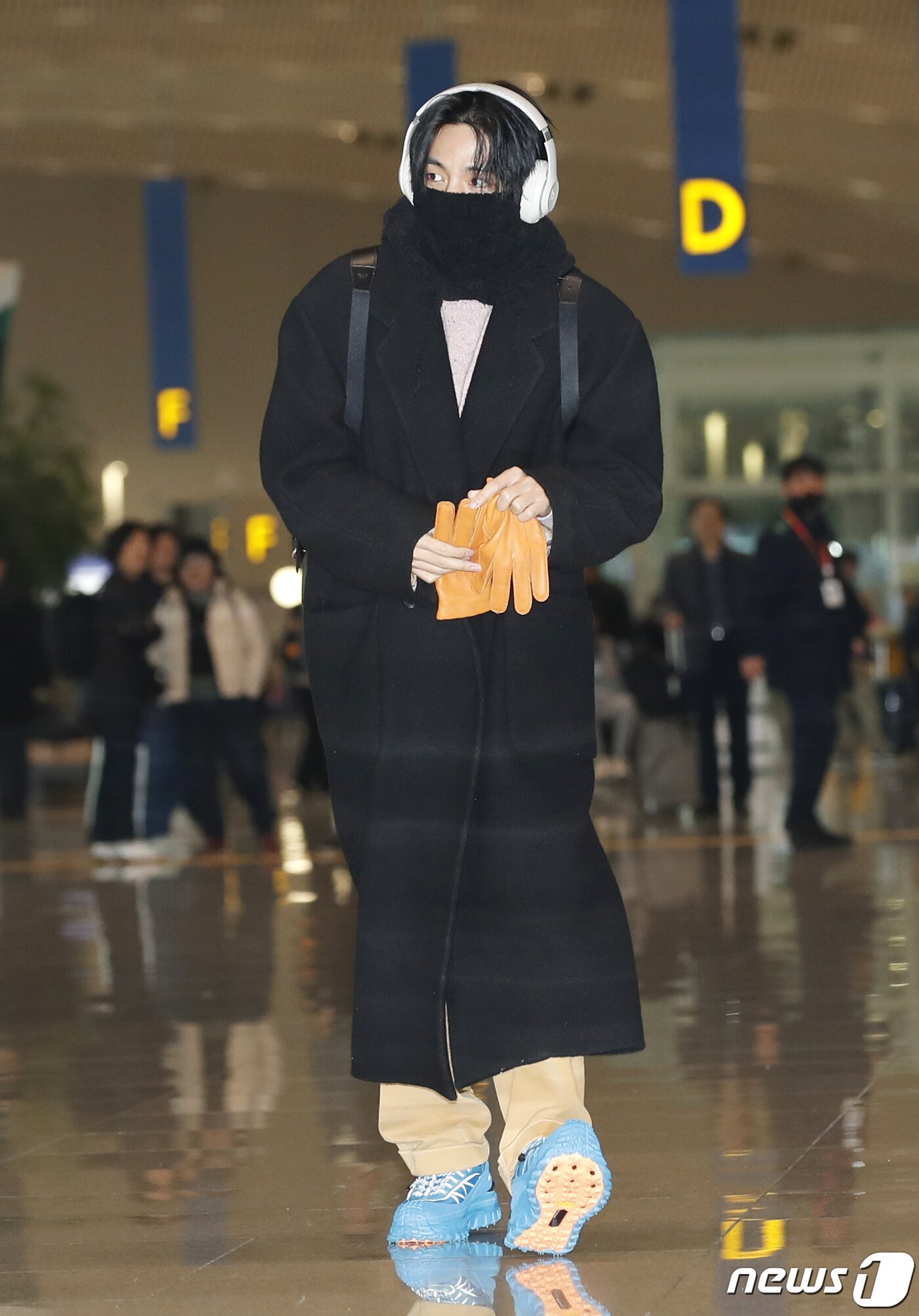 본문 이미지 - 방탄소년단(BTS) 뷔가 해외 일정을 위해 27일 인천국제공항을 통해 영국 런던으로 출국하고 있다. ⓒ News1 권현진 기자