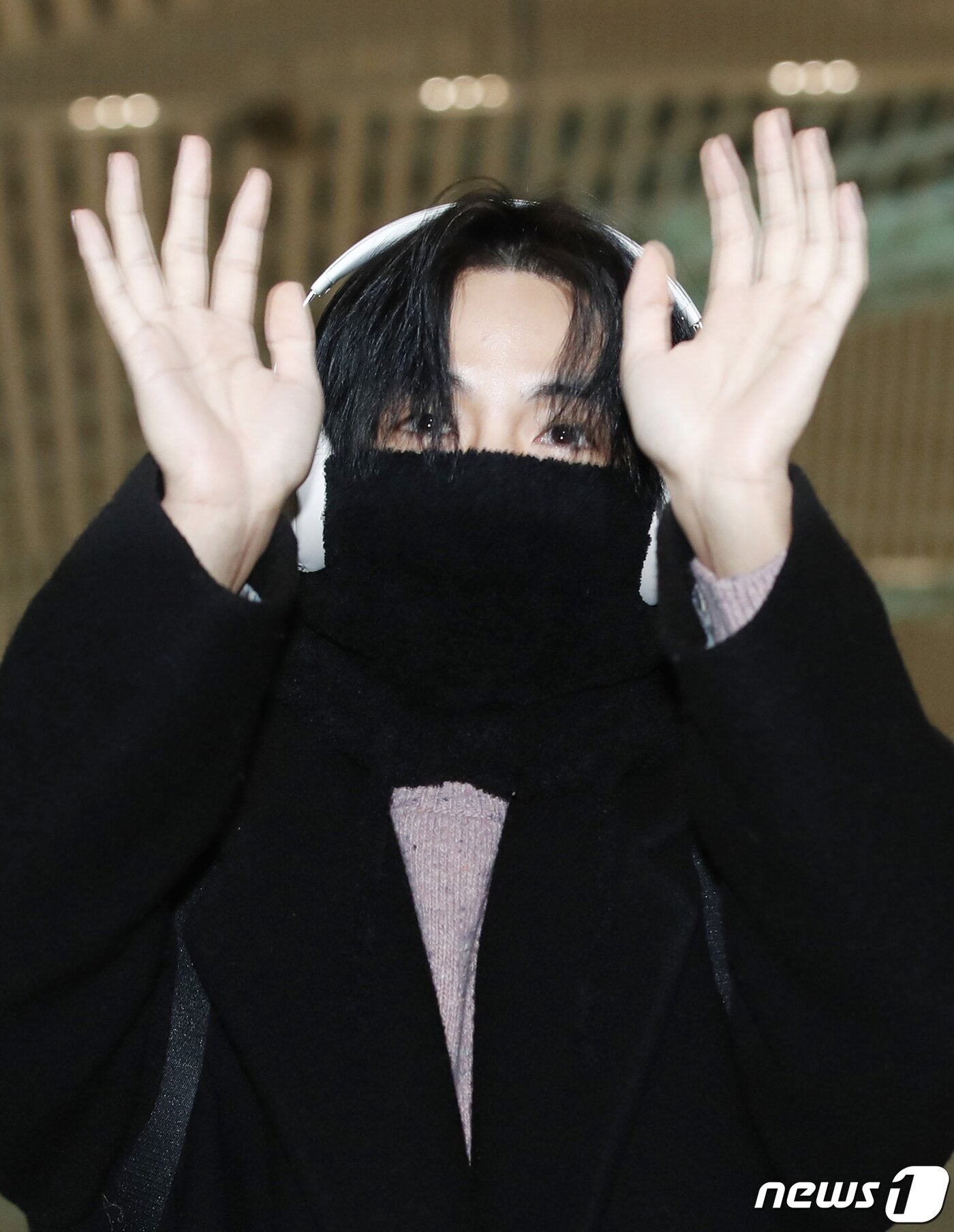 본문 이미지 - 방탄소년단(BTS) 뷔가 해외 일정을 위해 27일 인천국제공항을 통해 영국 런던으로 출국하며 애교섞인 인사를 하고 있다. ⓒ News1 권현진 기자