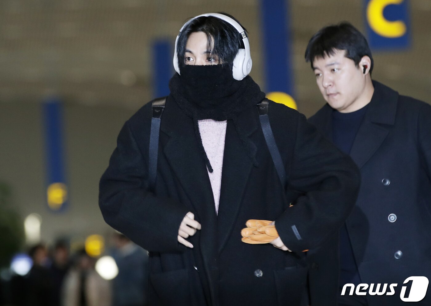 본문 이미지 - 방탄소년단(BTS) 뷔가 해외 일정을 위해 27일 인천국제공항을 통해 영국 런던으로 출국하고 있다. ⓒ News1 권현진 기자