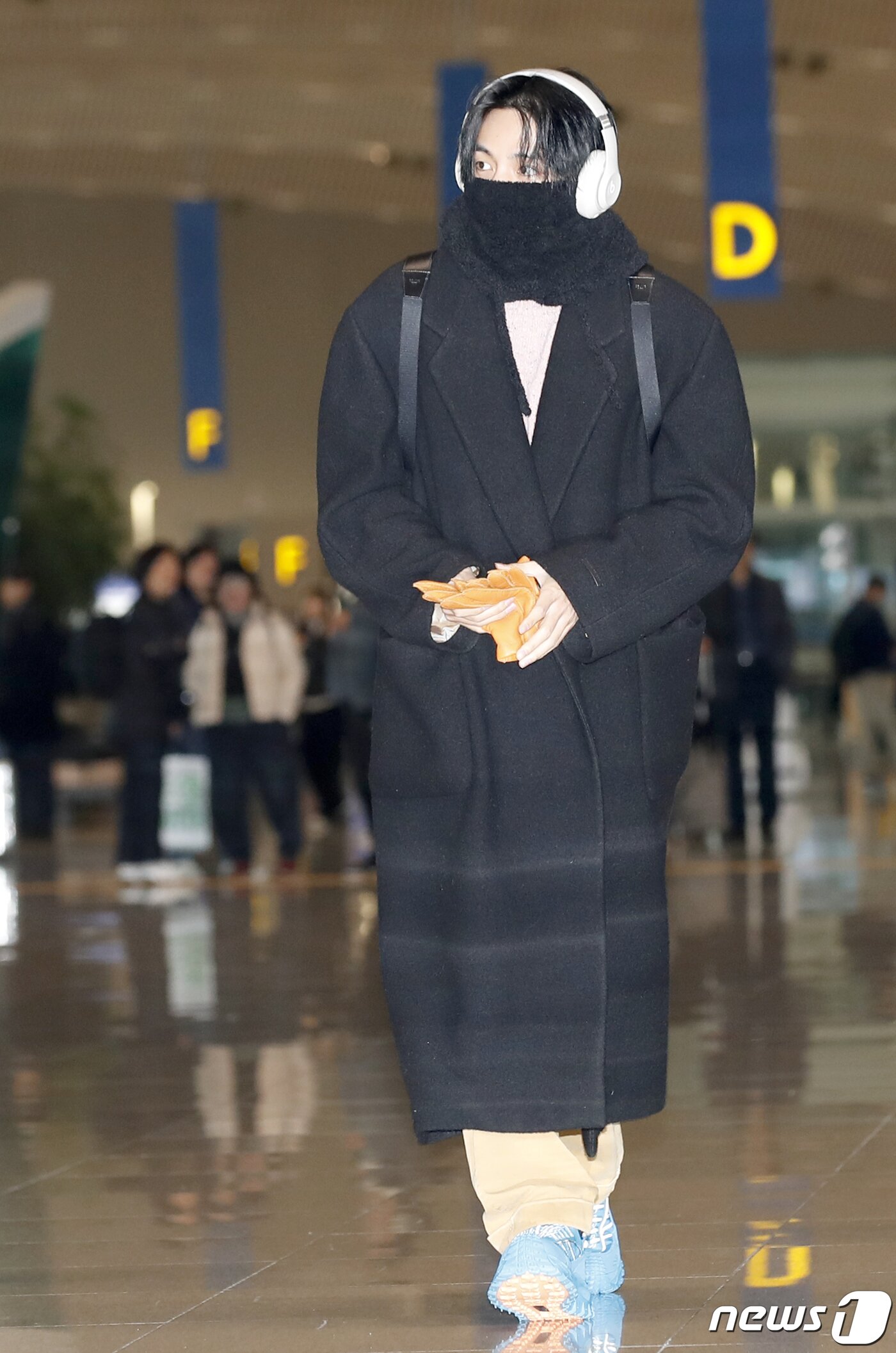 본문 이미지 - 방탄소년단(BTS) 뷔가 해외 일정을 위해 27일 인천국제공항을 통해 영국 런던으로 출국하고 있다. ⓒ News1 권현진 기자