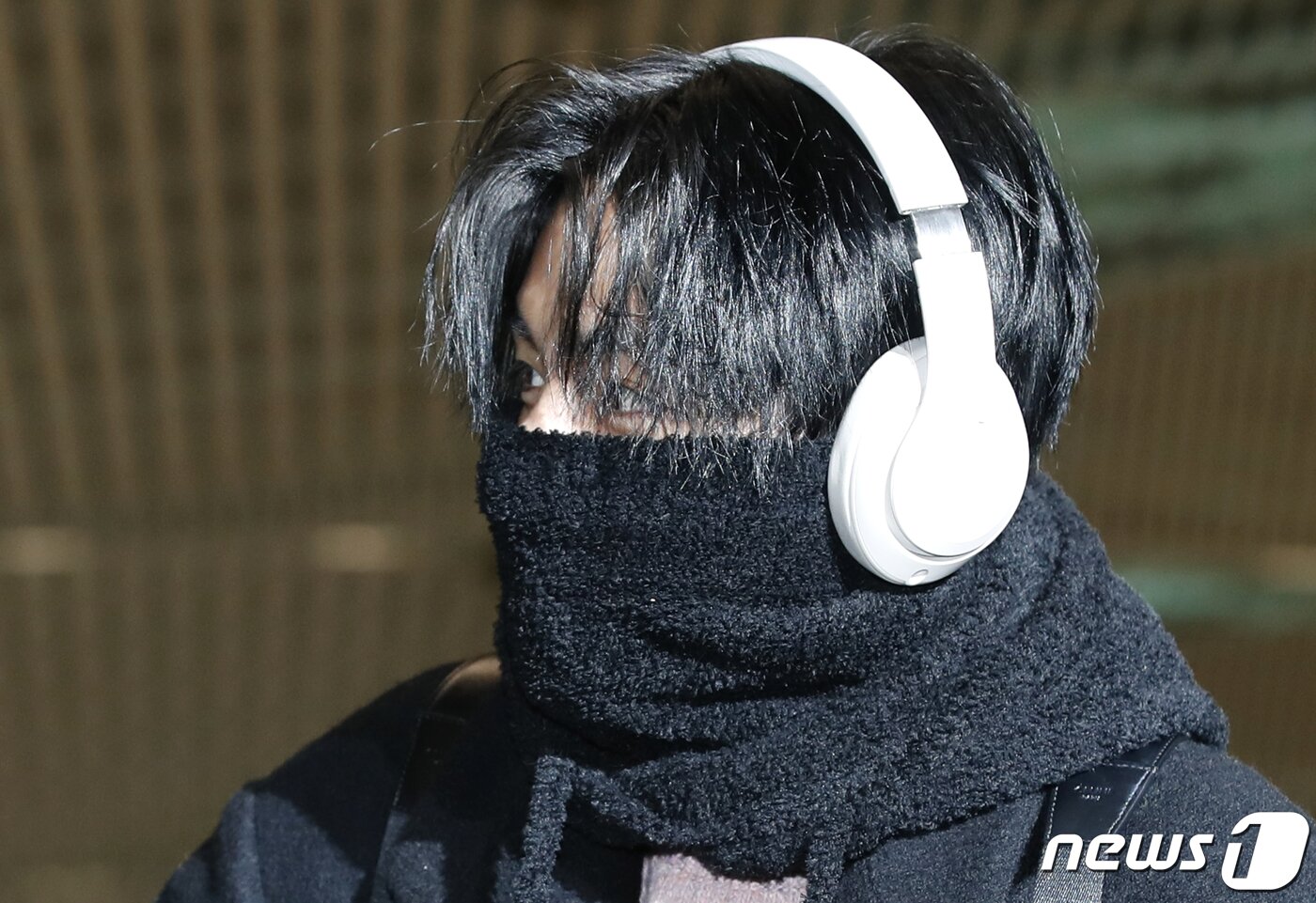 본문 이미지 - 방탄소년단(BTS) 뷔가 해외 일정을 위해 27일 인천국제공항을 통해 영국 런던으로 출국하고 있다. ⓒ News1 권현진 기자