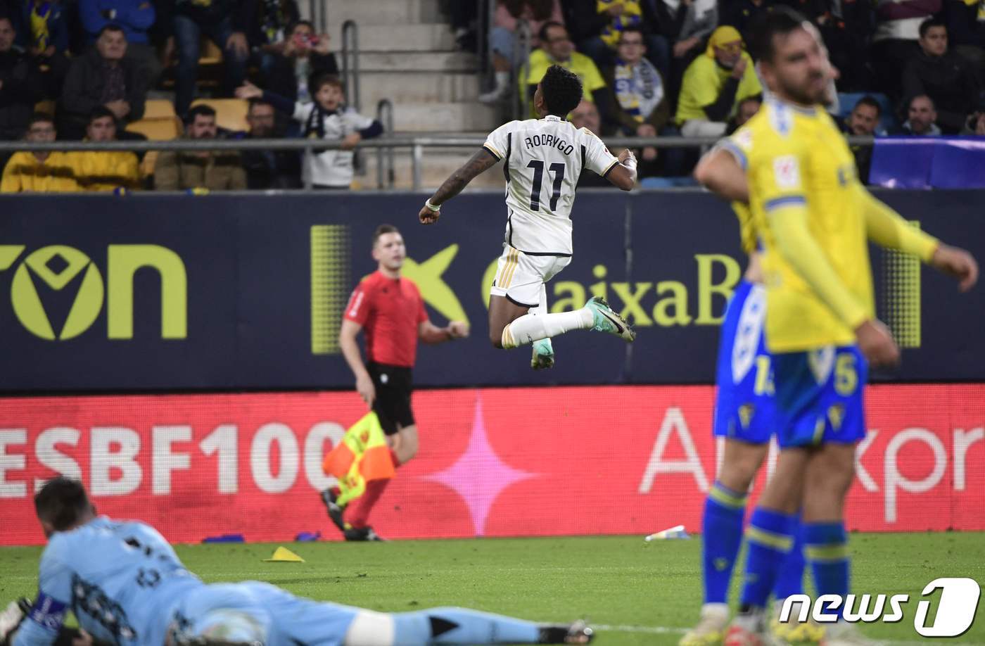 본문 이미지 - 카디스전에서 멀티골을 넣은 호드리구가 기뻐하고 있다. ⓒ AFP=뉴스1