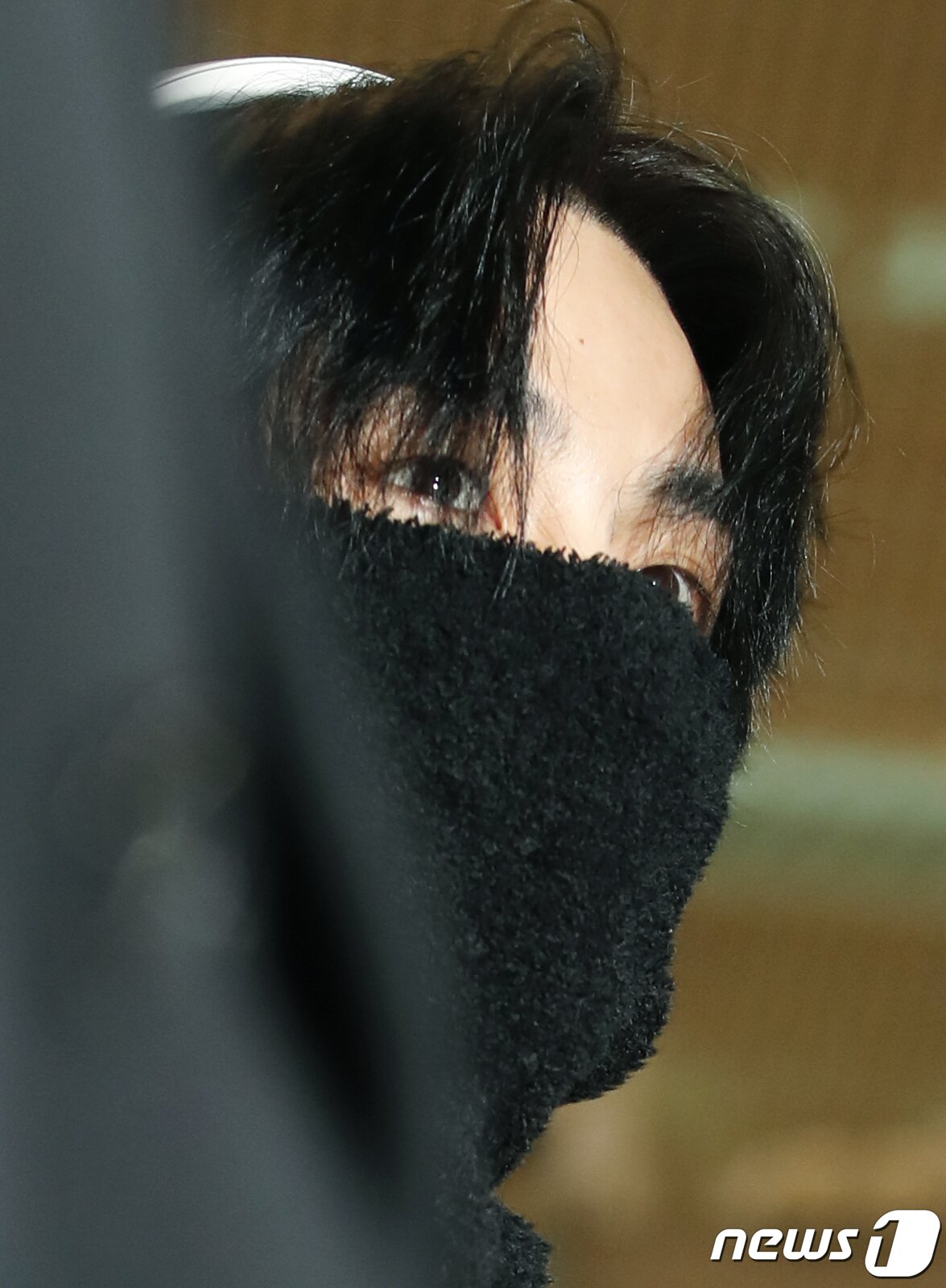 본문 이미지 - 방탄소년단(BTS) 뷔가 해외 일정을 위해 27일 인천국제공항에 도착해 출국장으로 향하고 있다. ⓒ News1 권현진 기자