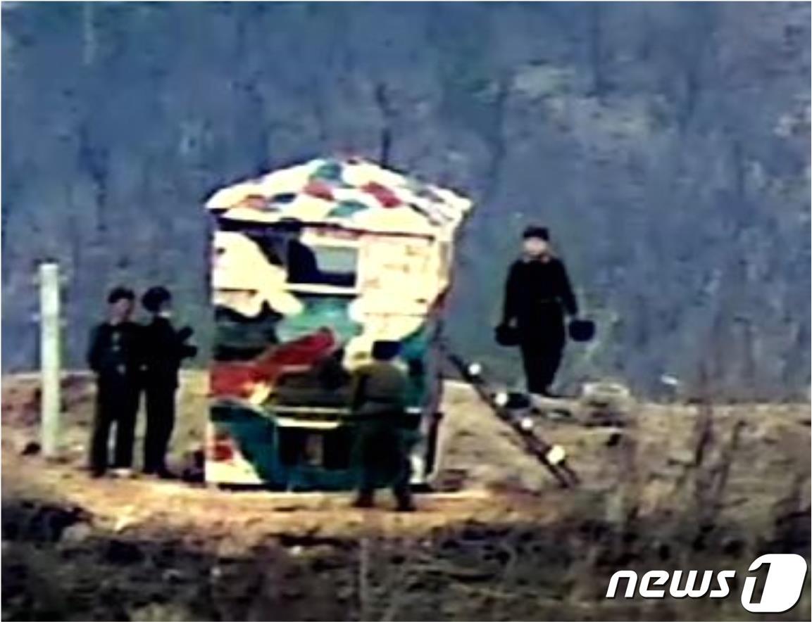 본문 이미지 - 국방부는 지난 24일부터 북한군이 DMZ 내 최전방 초소(GP) 복구에 나선 모습이 우리 군의 열영상장비(TOD) 등 감시 장비에 포착됐다고 27일 밝혔다. 남북은 2018년 9·19 남북군사합의를 통해 비무장지대 GP 시범 철수를 이행했지만, 북한은 지난 23일 합의 파기를 선언했다. 사진은 얼룩무늬로 된 초소 주변에 북한군이 서 있는 모습. (국방부 제공) 2023.11.27/뉴스1