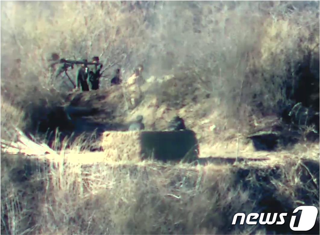 북한군이 지난달 24일부터 &#39;9·19합의&#39; 이행 차원에서 철거했던 비무장지대&#40;DMZ&#41; 내 감시초소&#40;GP&#41; 복구에 나선 모습이 우리 군에 포착됐다. &#40;국방부 제공&#41; 2023.11.27/뉴스1